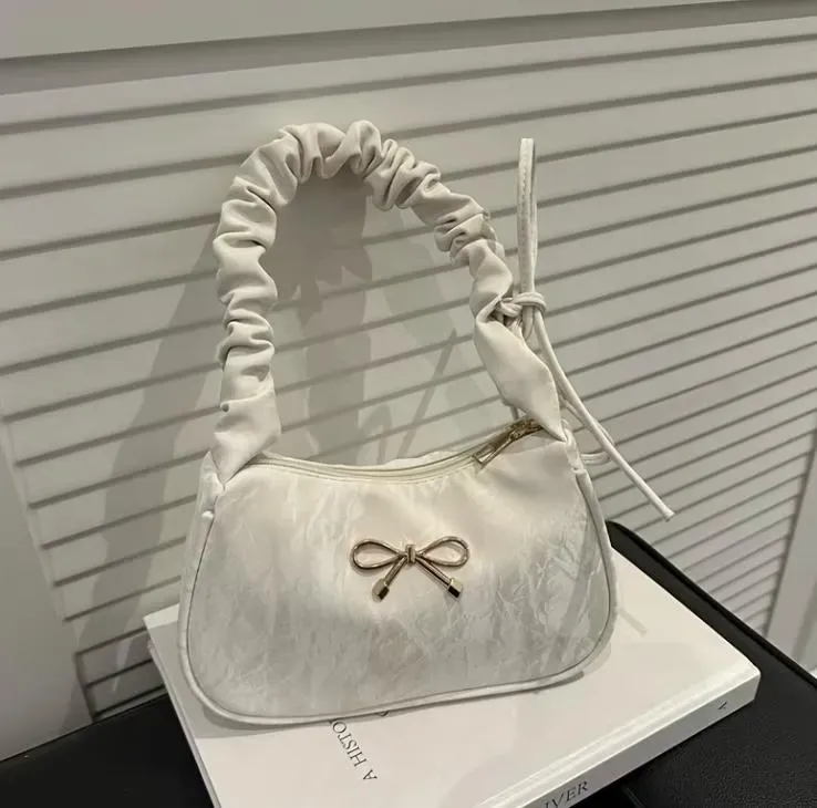 Bolso Coquette Blanco con Lazo Dorado y Asa Fruncida??