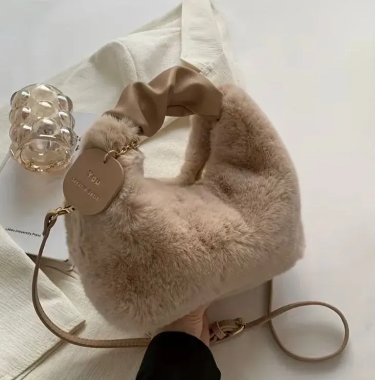 Bolso de Peluche Luxe Beige con Correa Ajustable?
