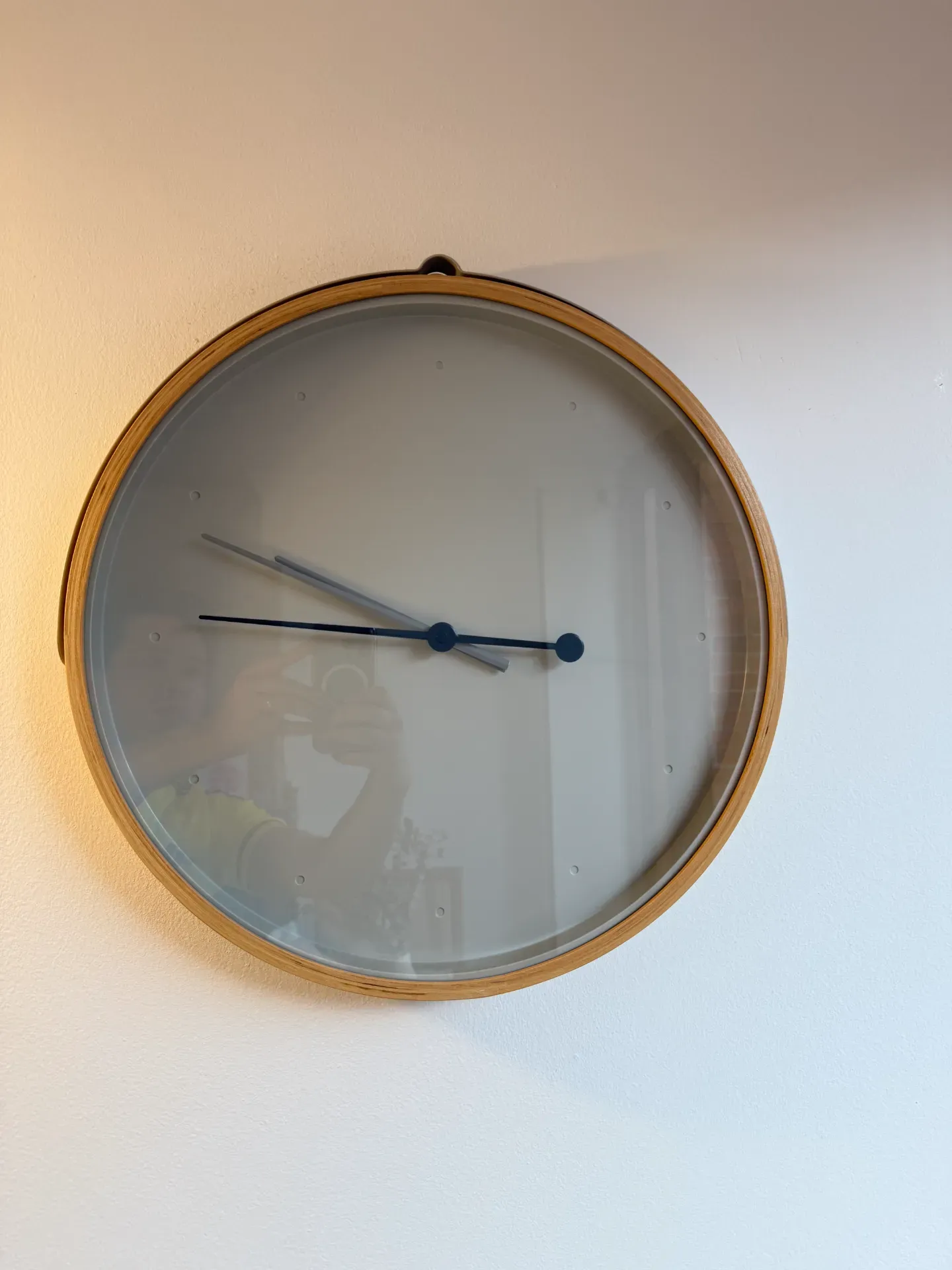 Reloj de pared madera y gris