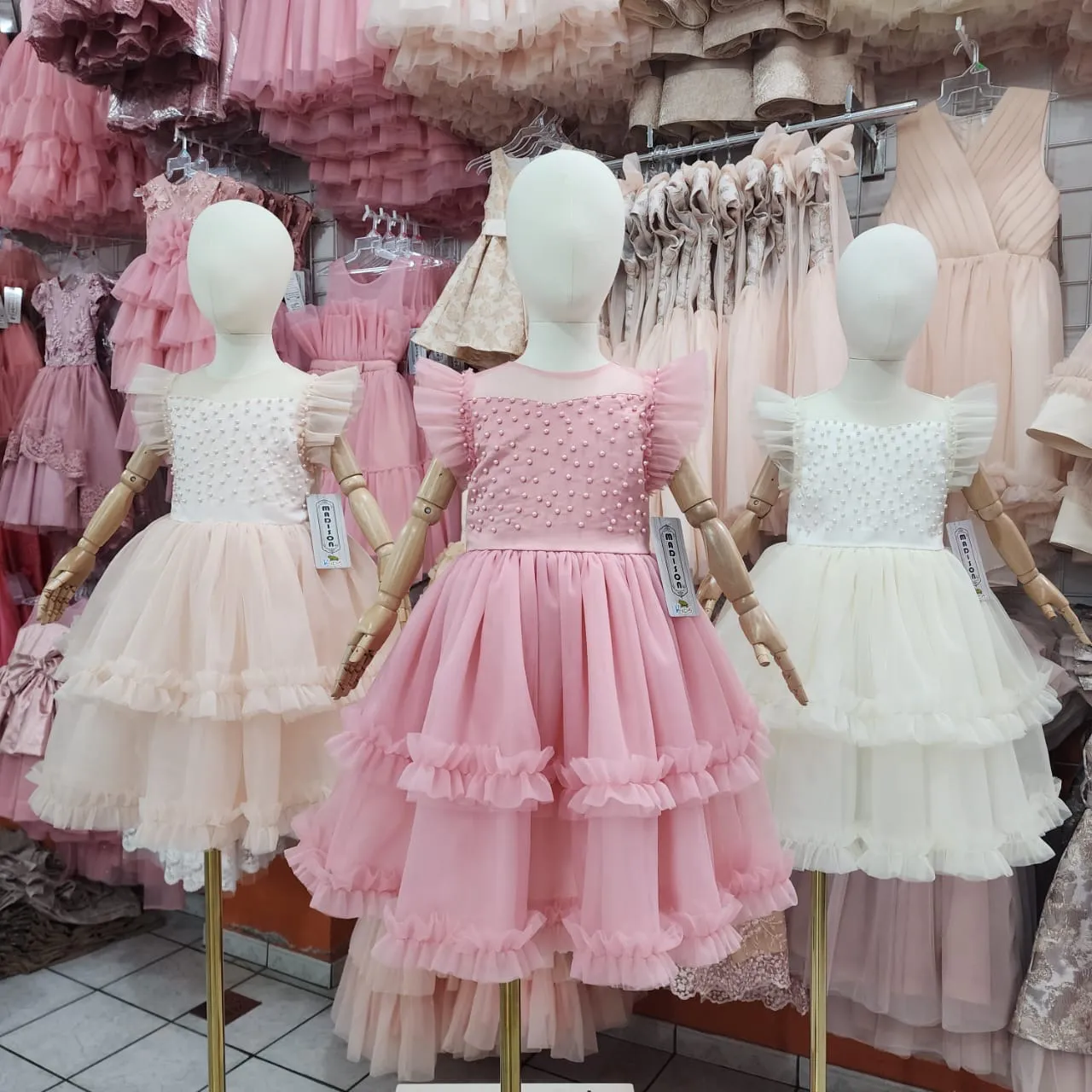 Vestido elegante con perlitas y mesh ?