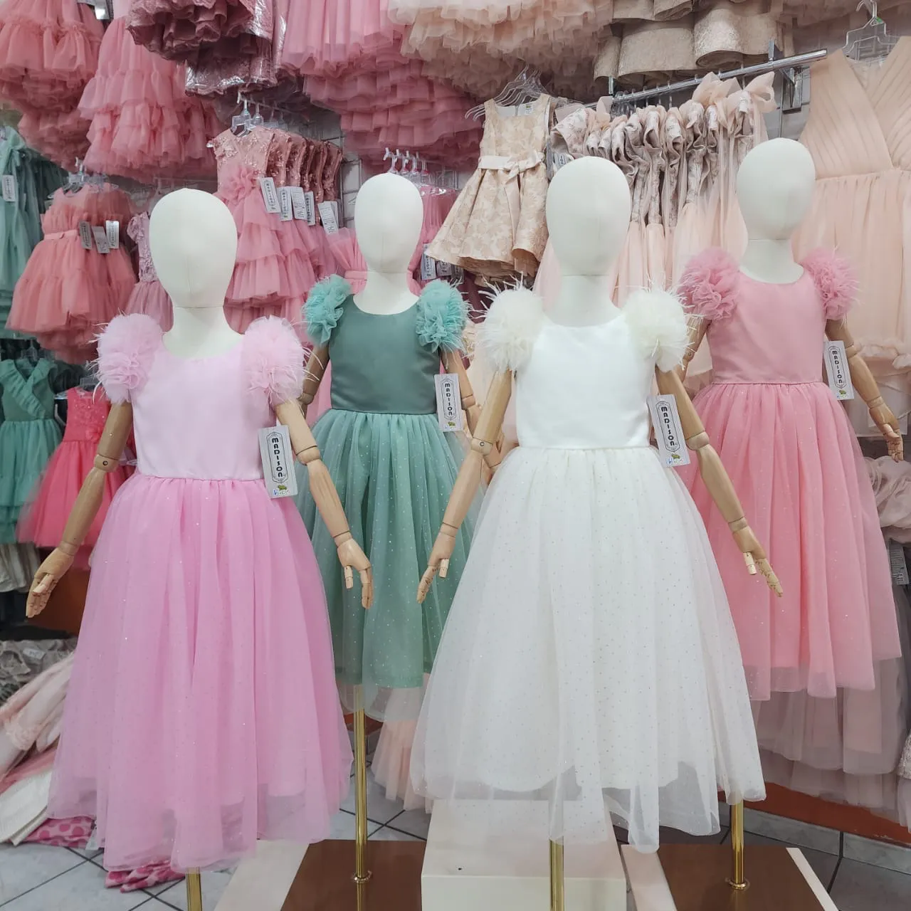 VESTIDO ELEGANTE MESH Y PLUMAS ?