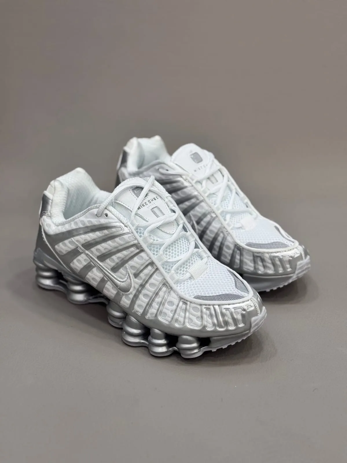 NIKE SHOX