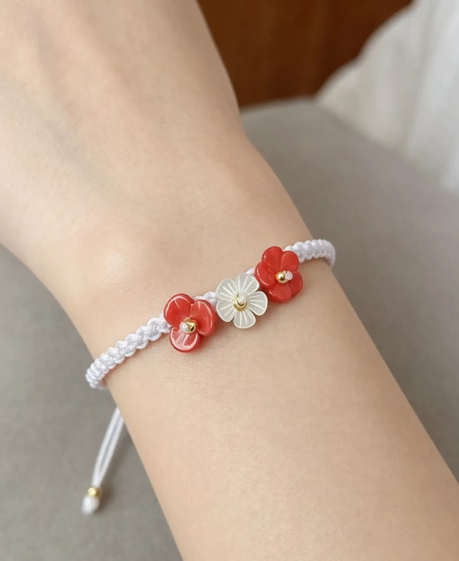 Pulseras tejidas con flores