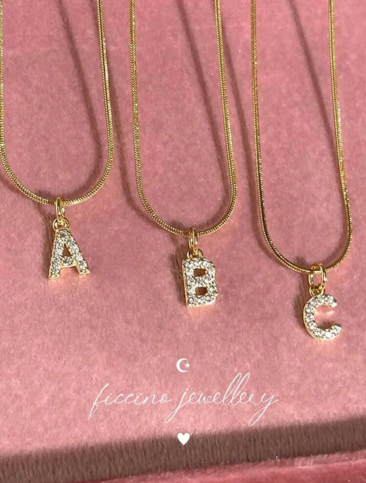 Cadena minimalista de inicial