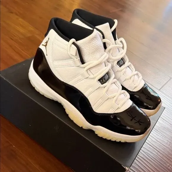 JORDAN RETRO 11 BLACK AND WHITE