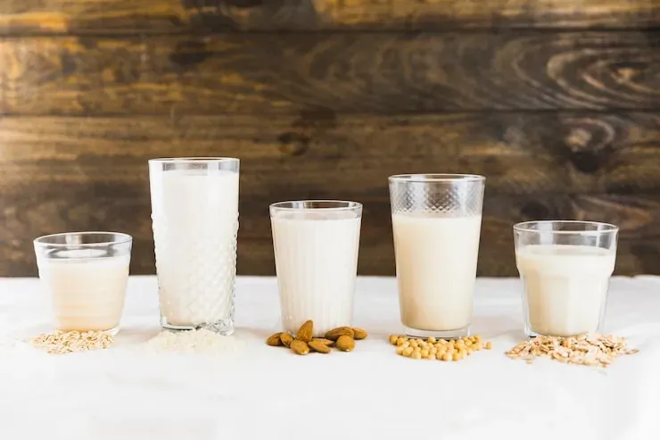 Variedad de leche descremada, soja, almendra o chocolatina