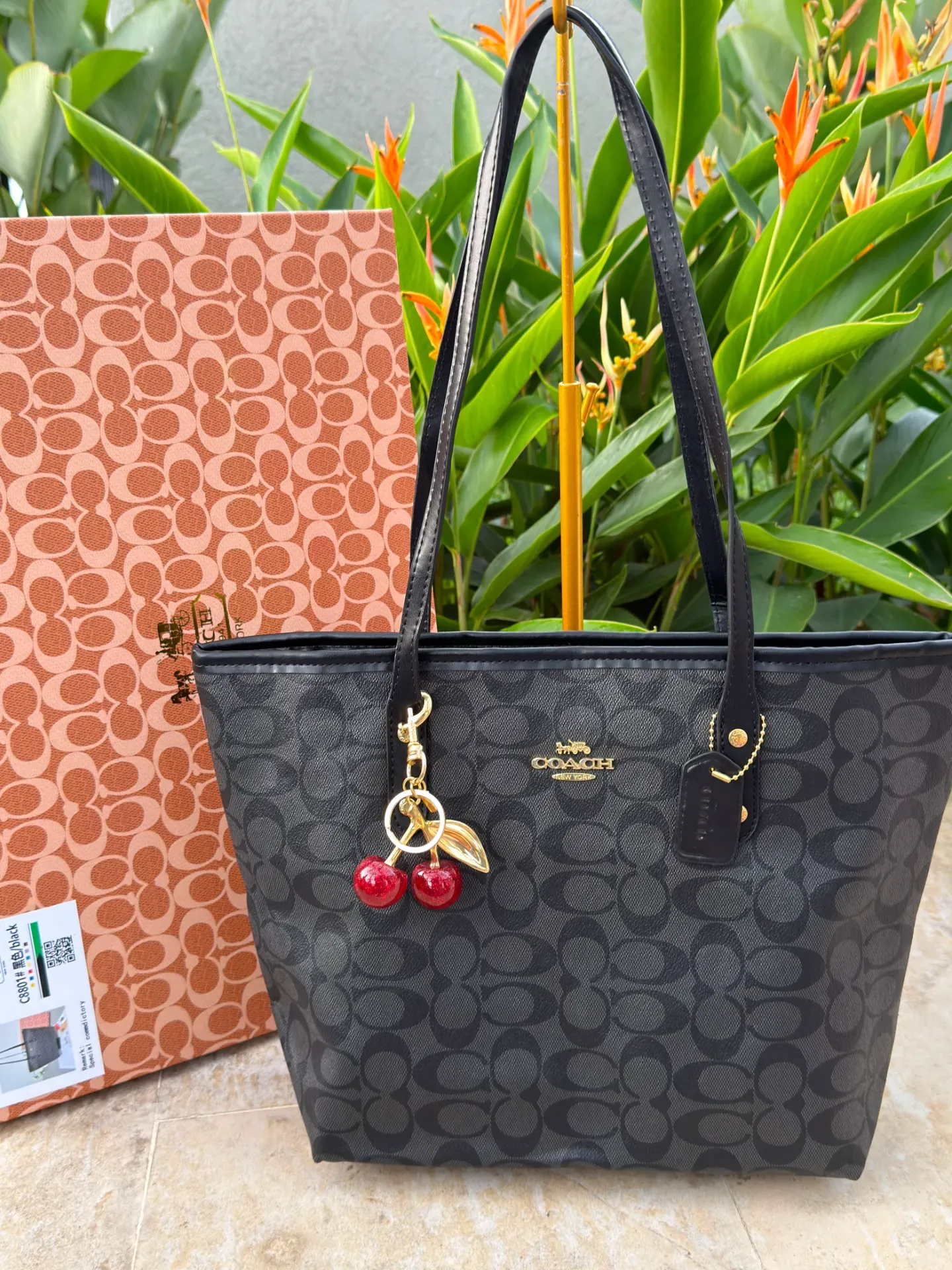 Bolso Tote Coach Monogram con Accesorio de Cerezas