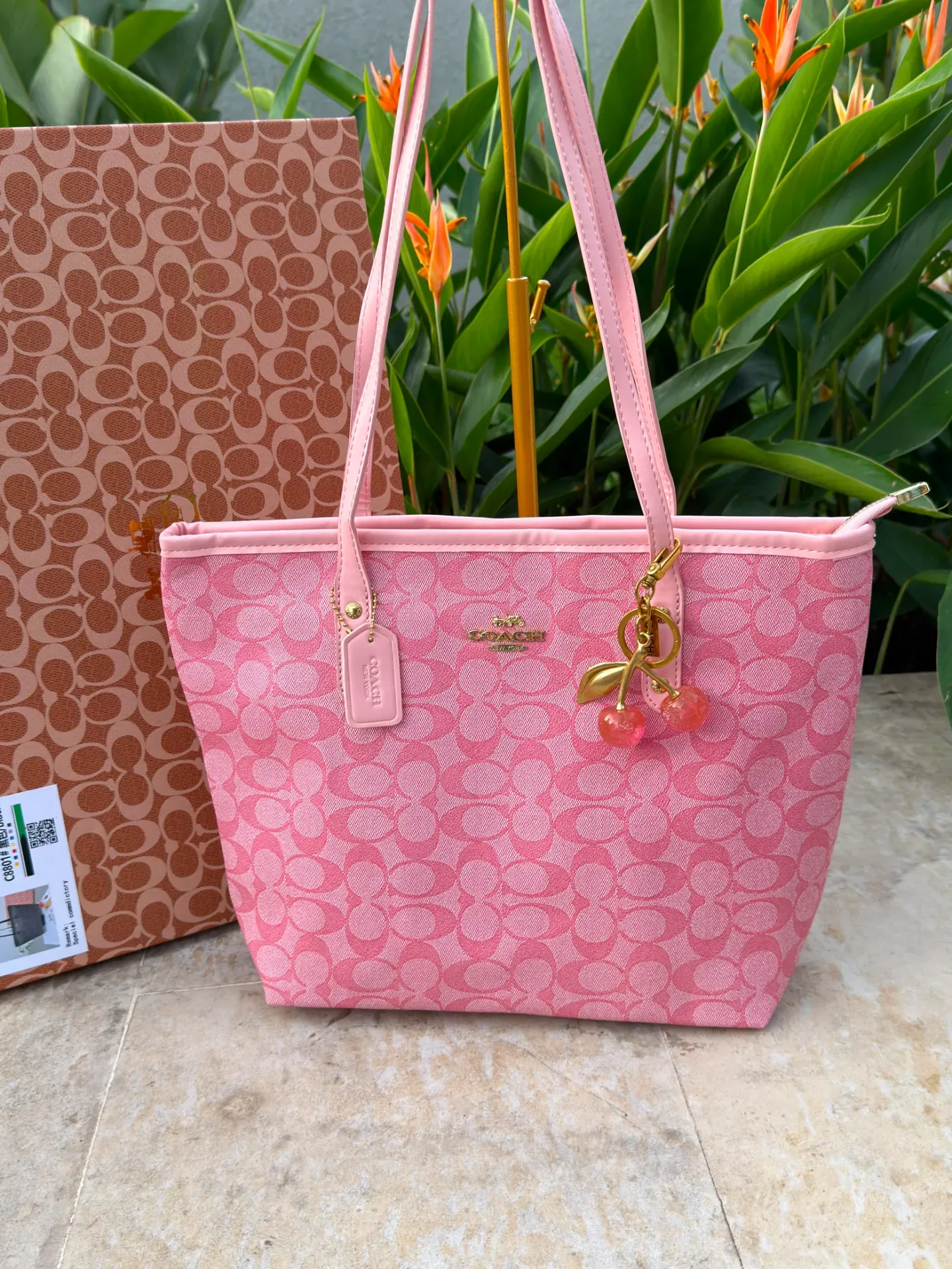 Bolso Tote Coach Monogram Rosa con Charm de Cerezas