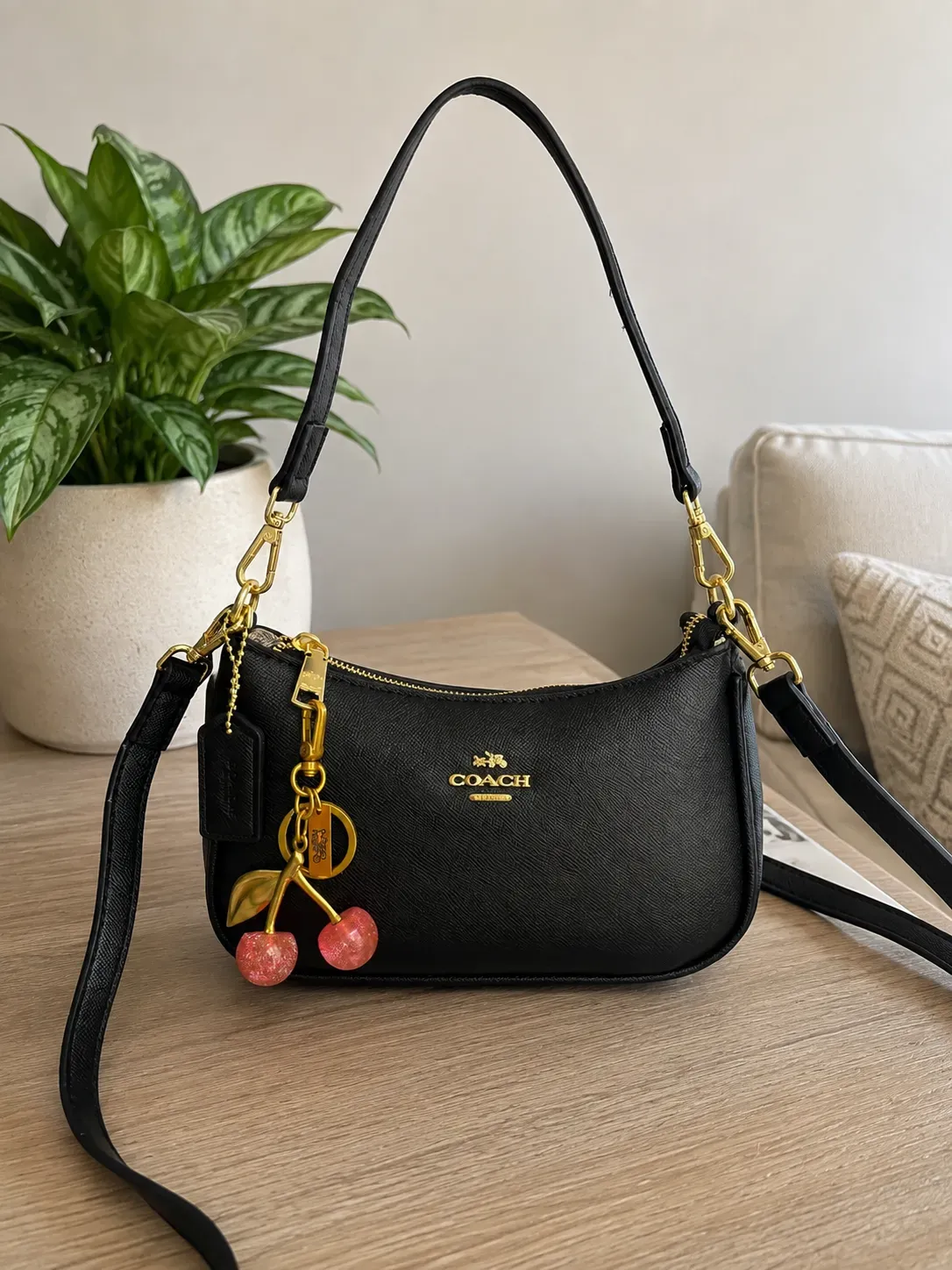 Bolso Coach Shoulder Negro con Charm de Cerezas