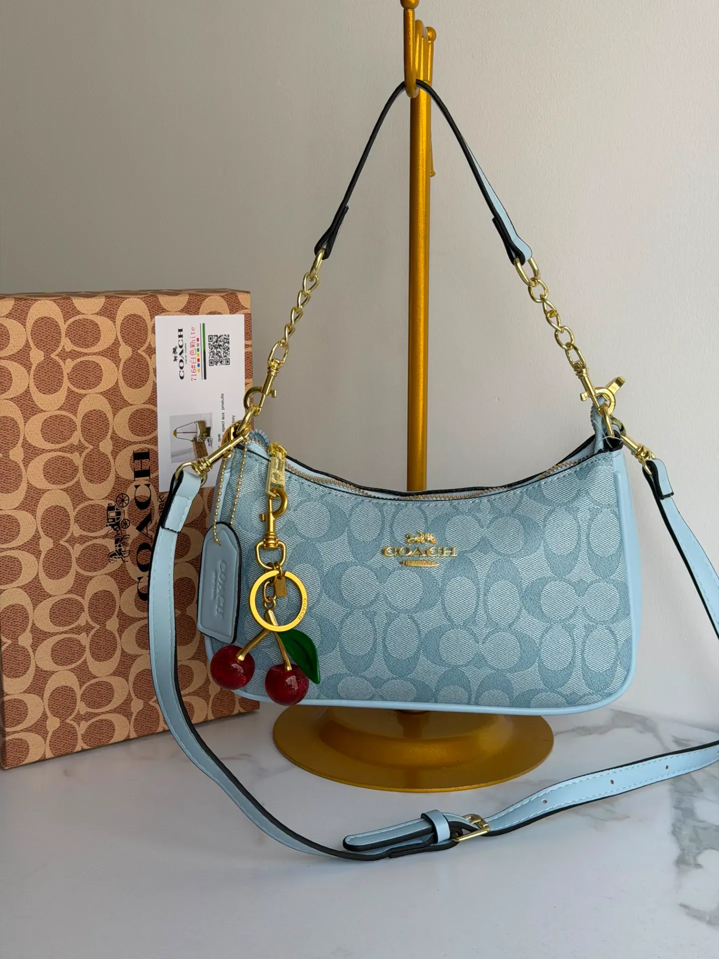 Bolso Shoulder Bag Coach Signature Azul cielo con Charm de Cerezas