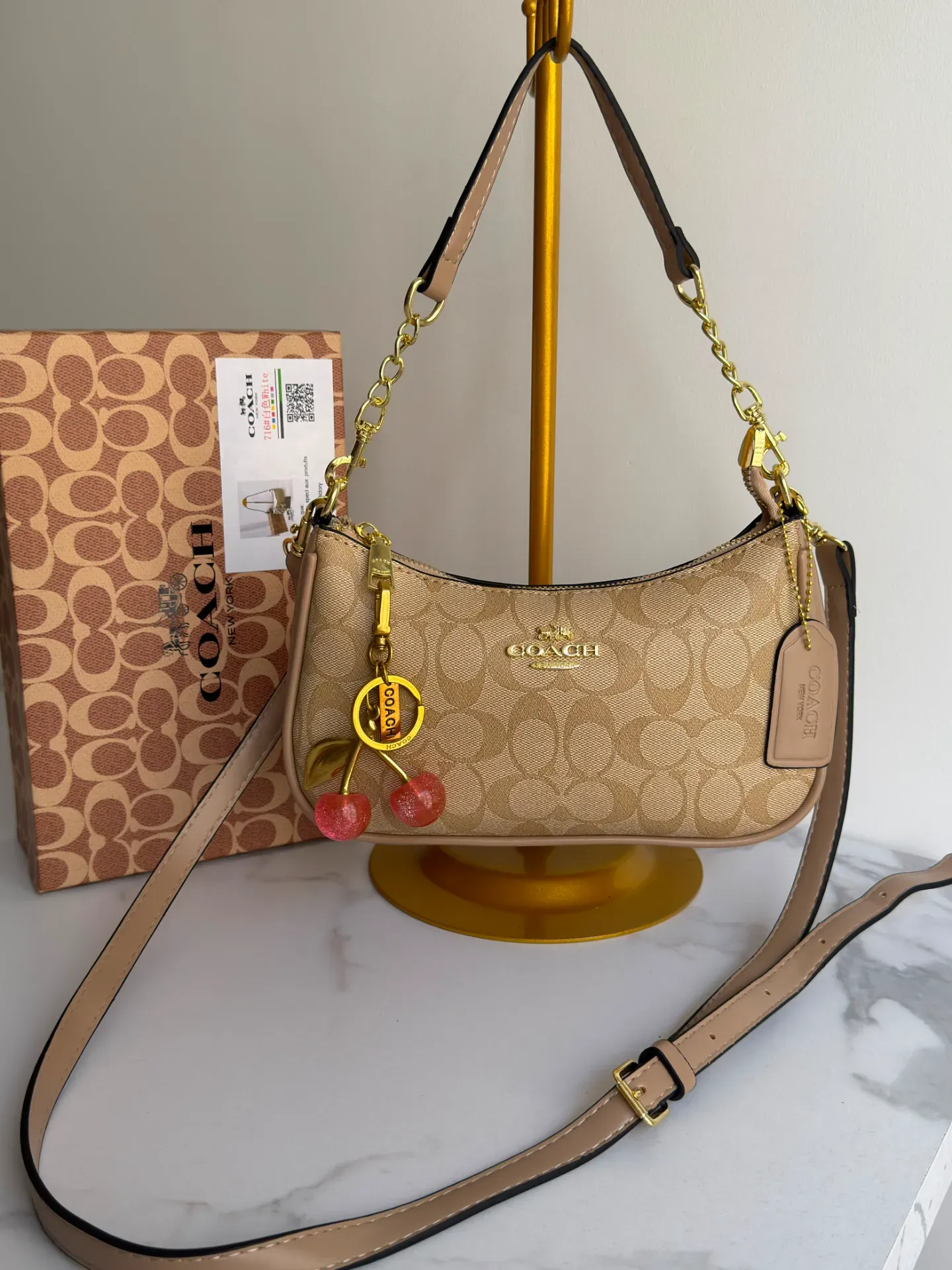 Bolso Shoulder Bag Coach Signature Beige con Charm de Cerezas
