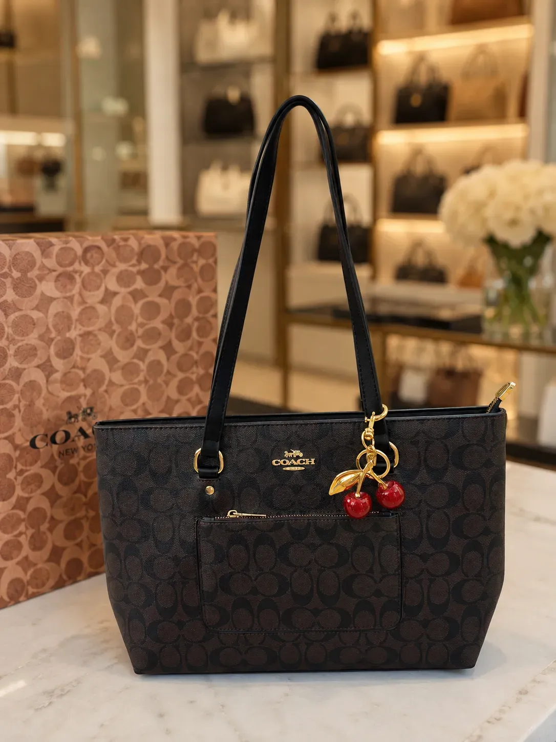 Bolso Tote Coach Signature Café con Charm de Cerezas