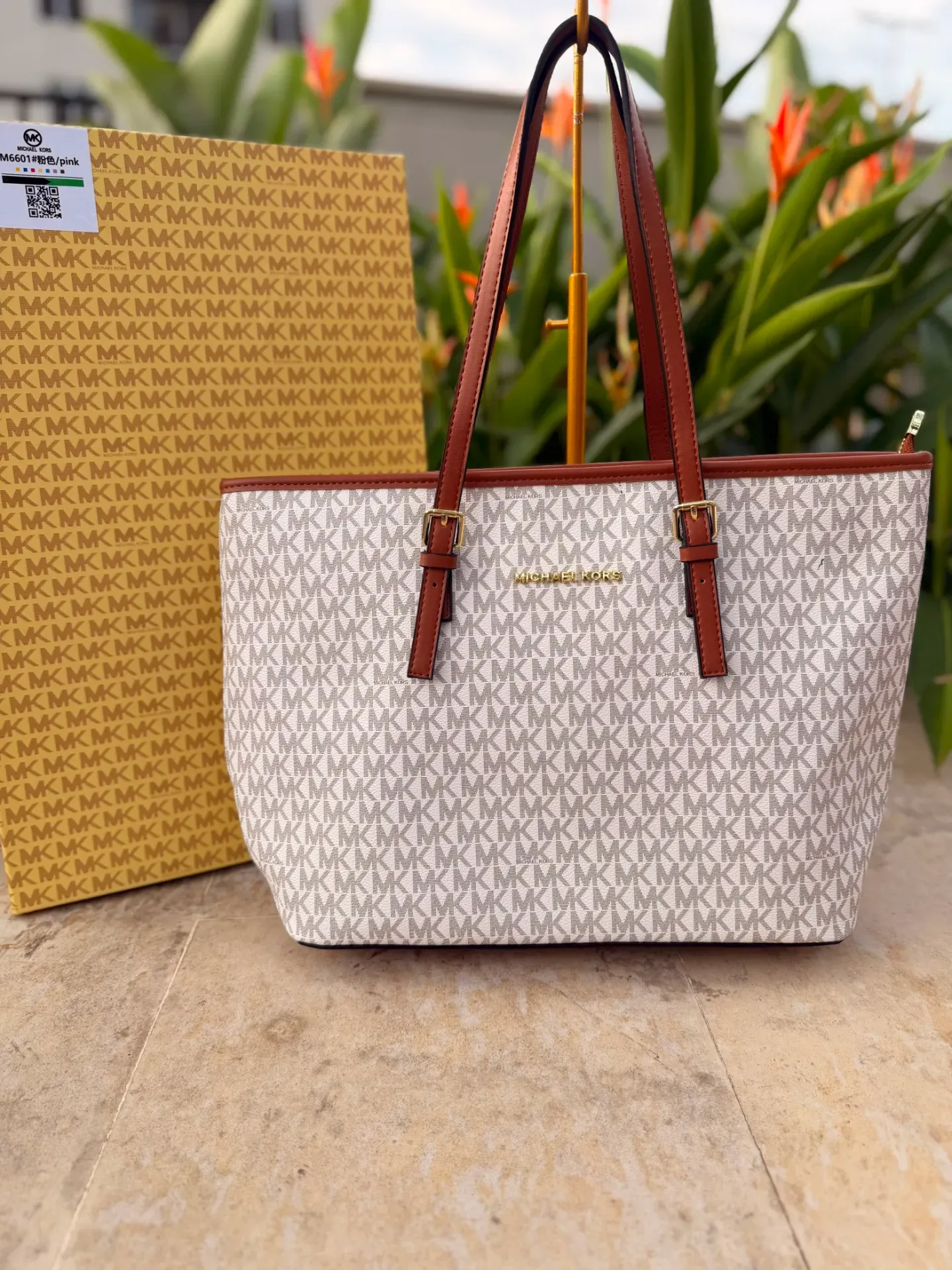 Bolso Tote Michael Kors Signature Blanco/Gris con Detalles Café