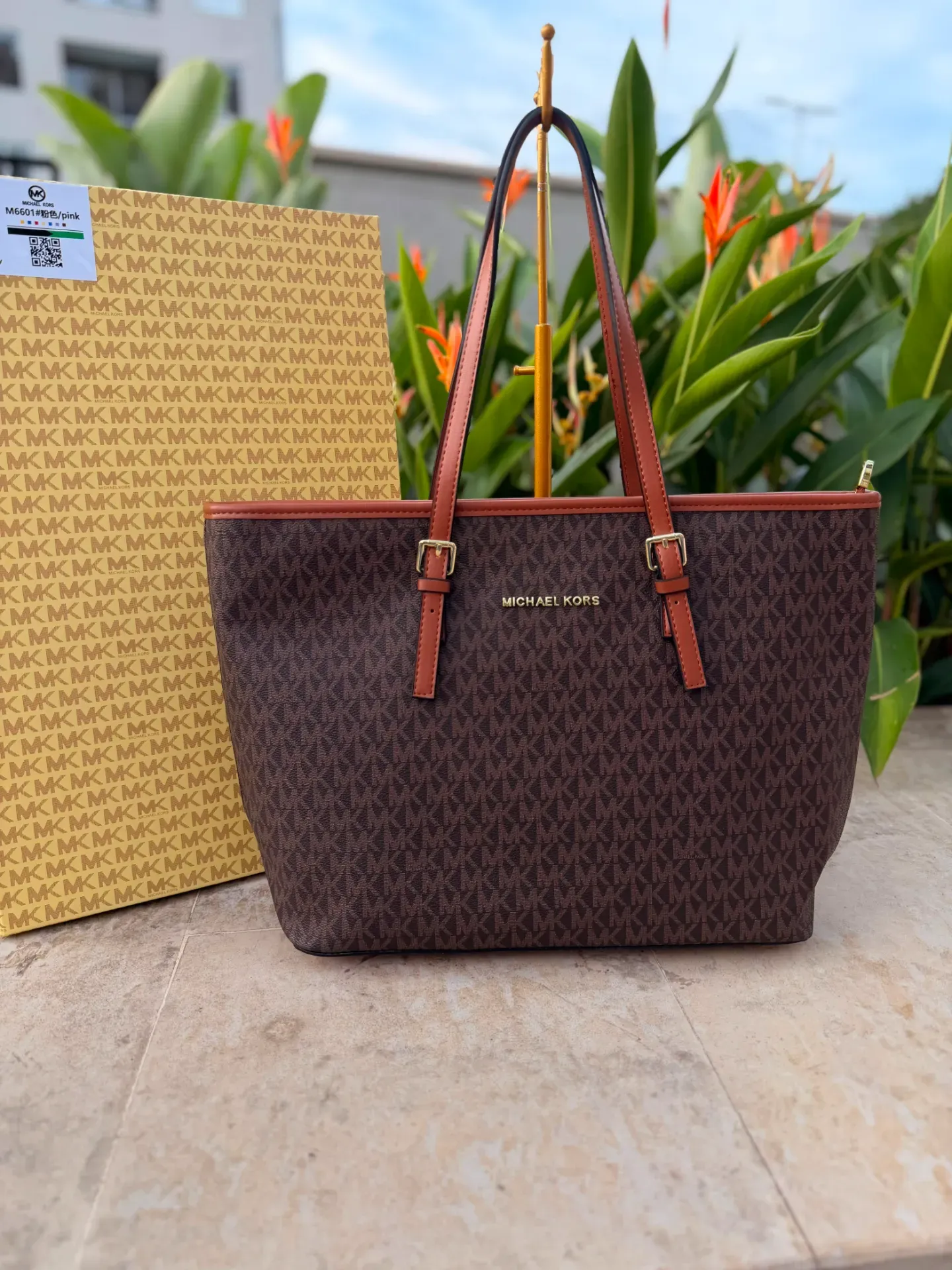 Bolso Tote Michael Kors Signature Café con Detalles en Cuero Marrón