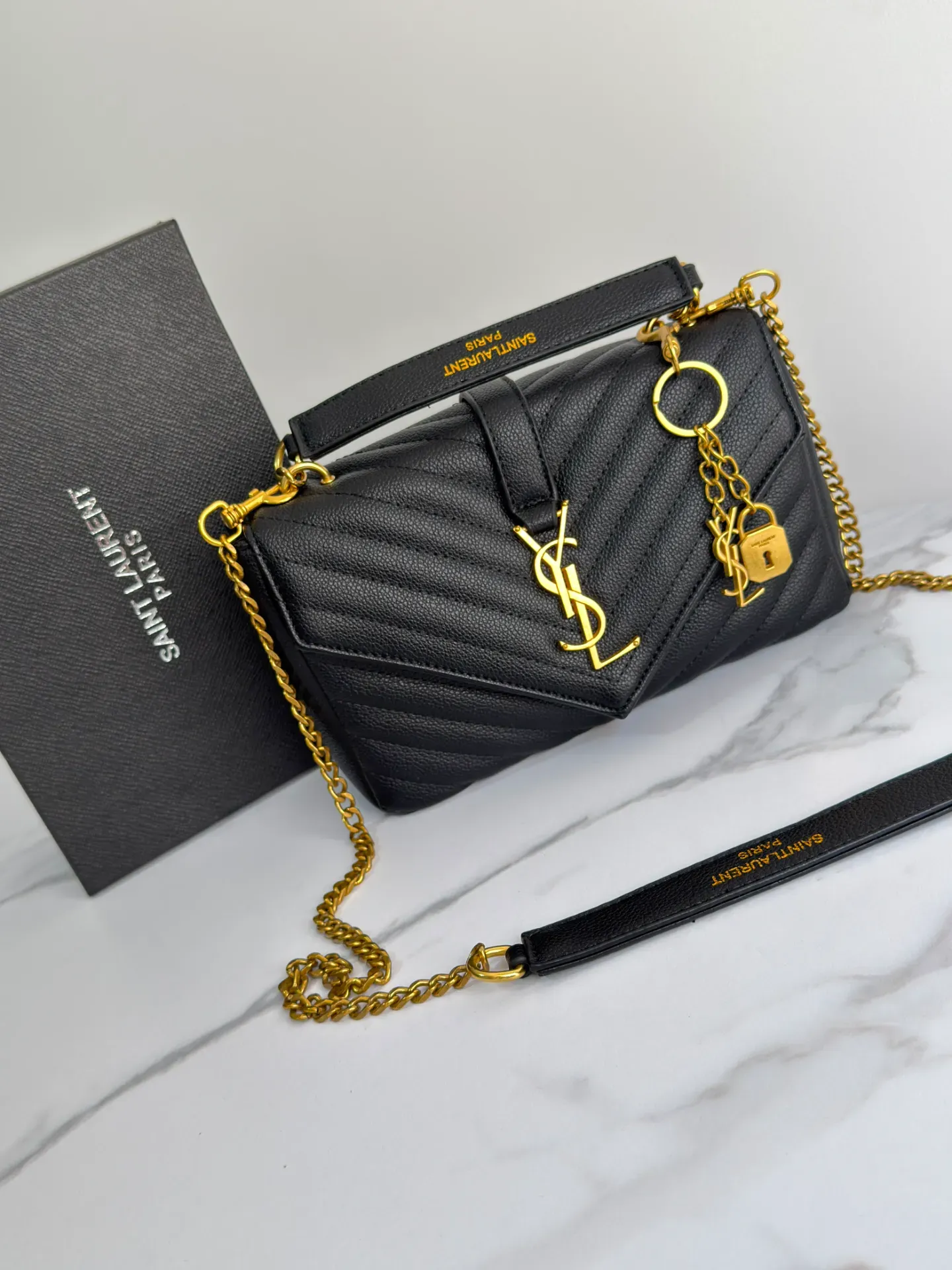 Bolso Shoulder Bag Saint Laurent Negro Acolchado con Herrajes Dorados