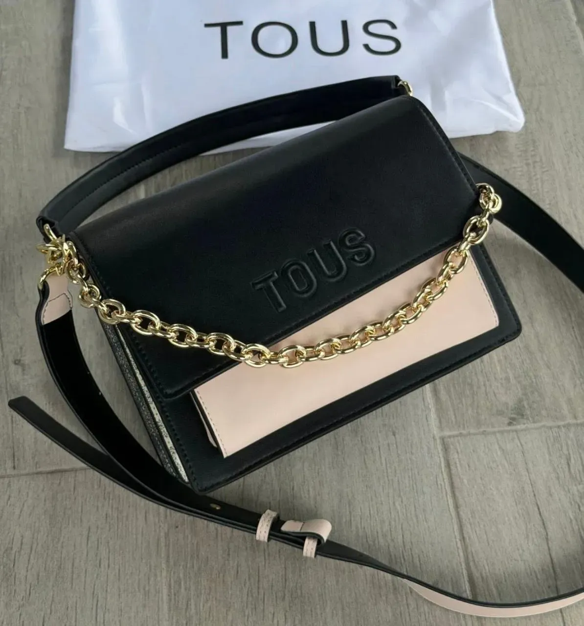 Bolso Crossbody TOUS Negro y Beige con Cadena Dorada