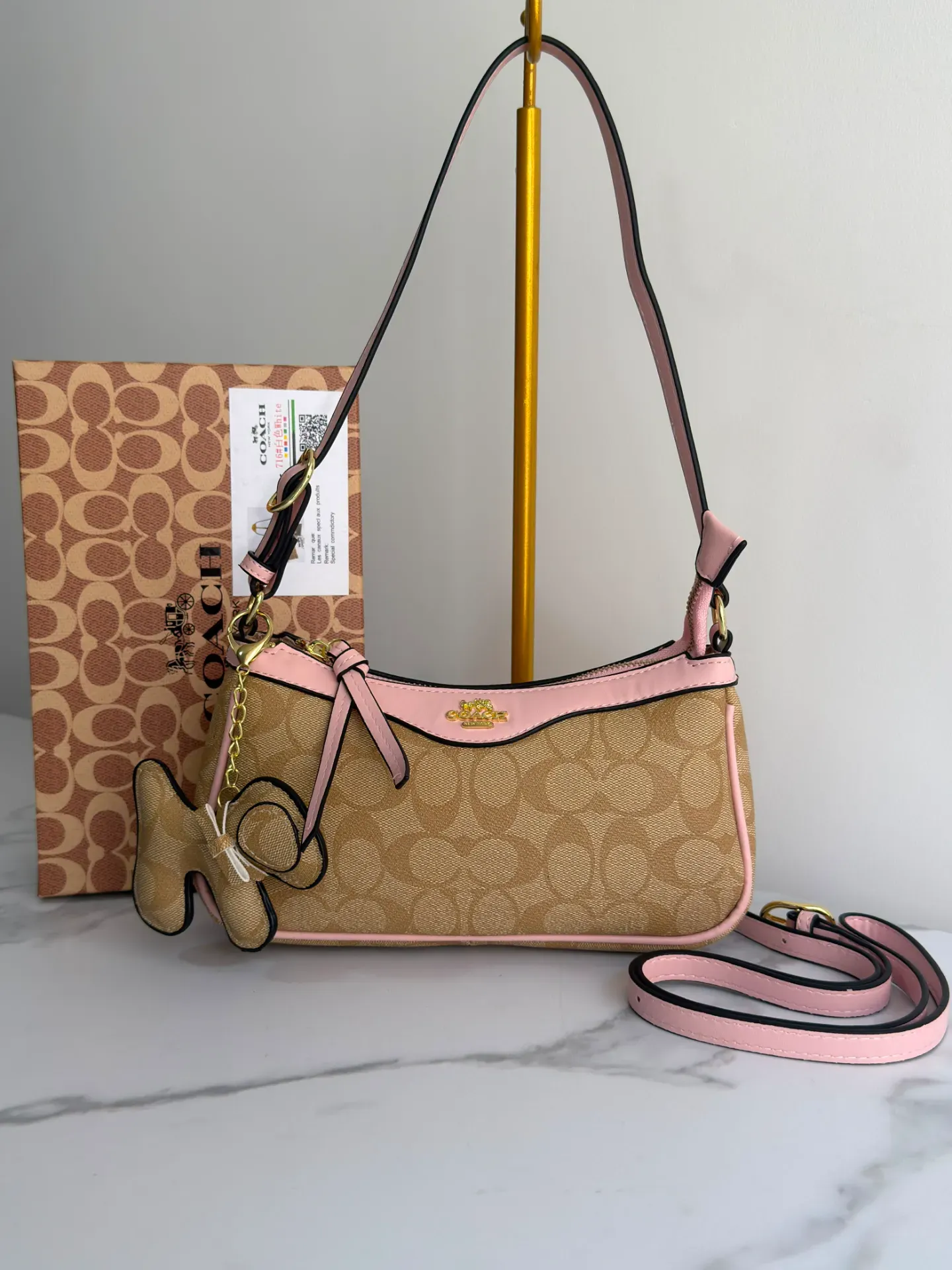 Bolso Shoulder Bag COACH Signature Beige con Detalles Rosados