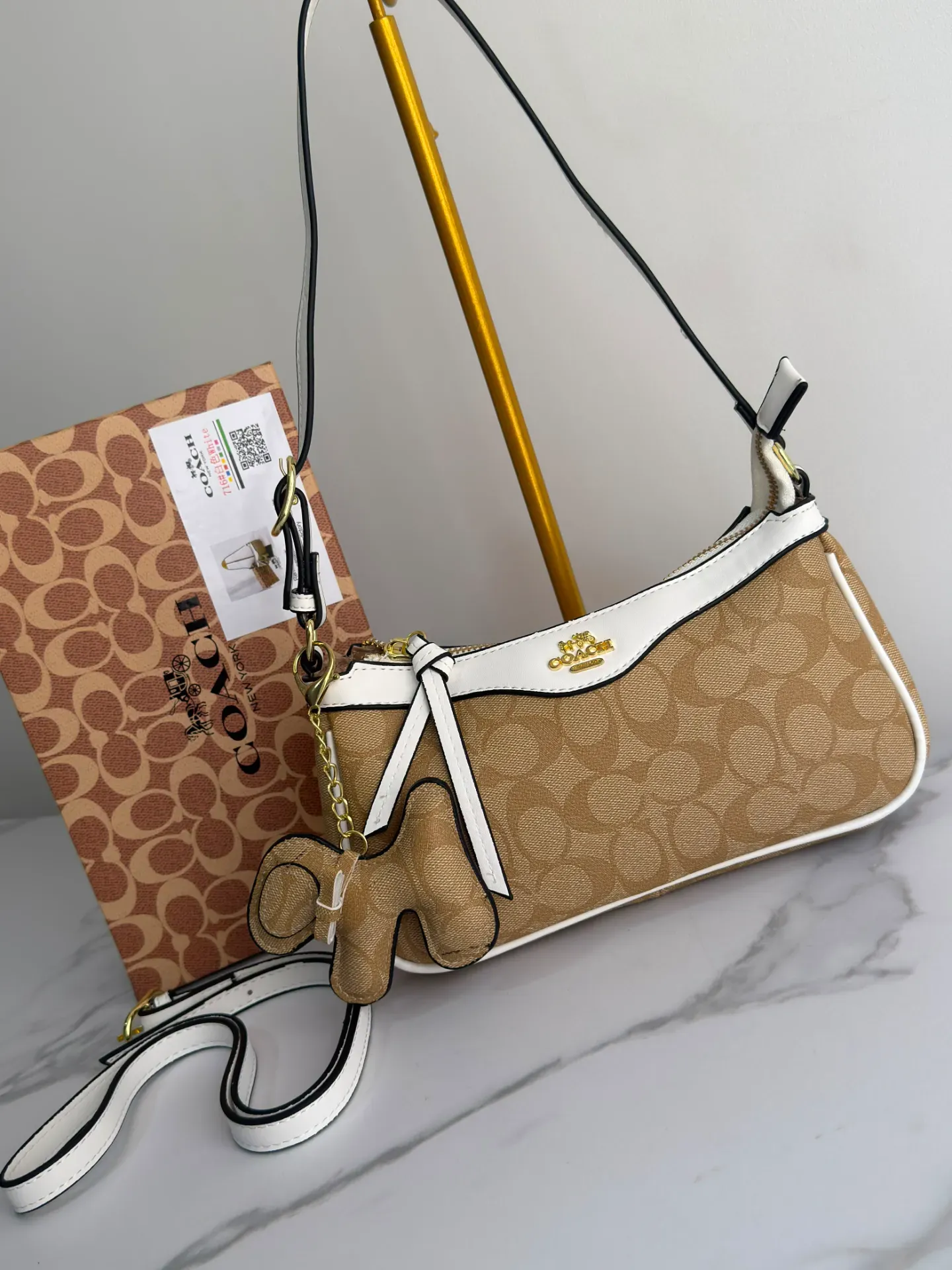 Bolso Shoulder COACH Monogram Beige con Detalles Blancos y Charm