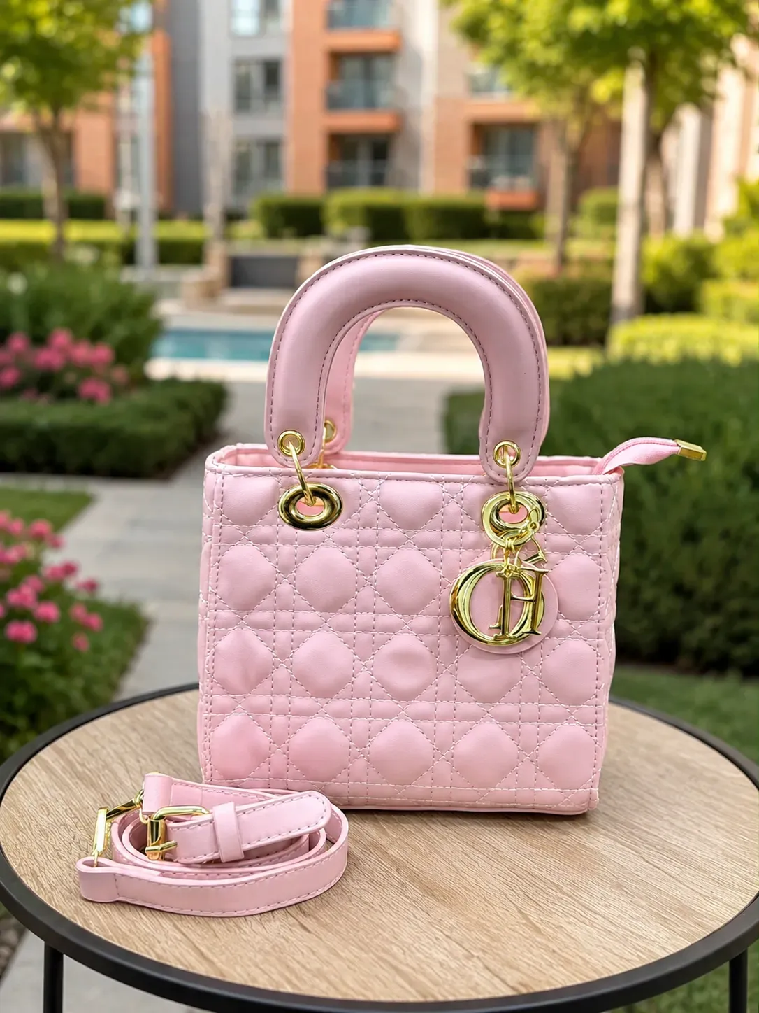 Bolso Tote Dior Rosado Pastel Acolchado con Herrajes Dorados