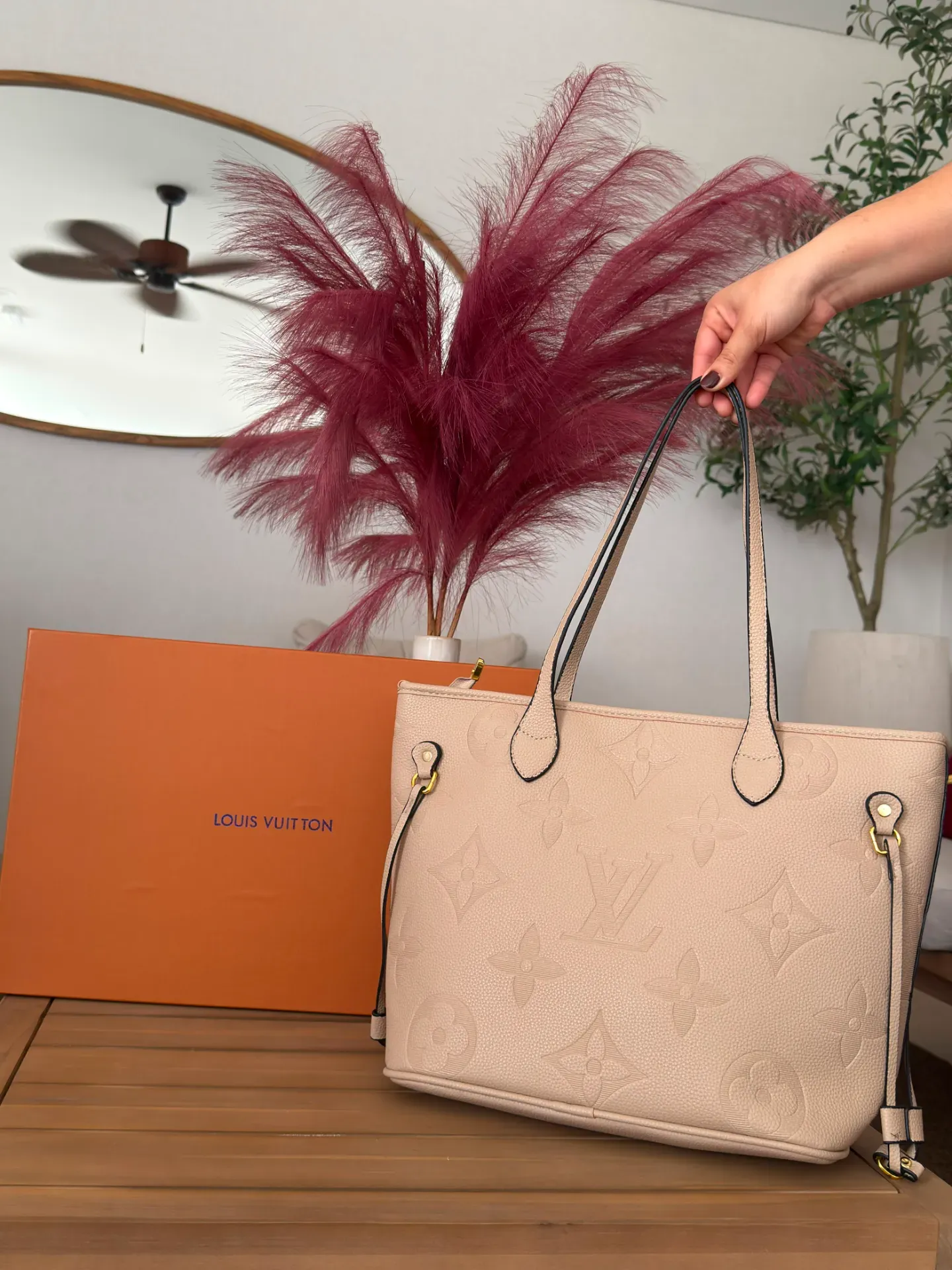 Bolso Tote Louis Vuitton Beige con Estampado Monograma en Relieve