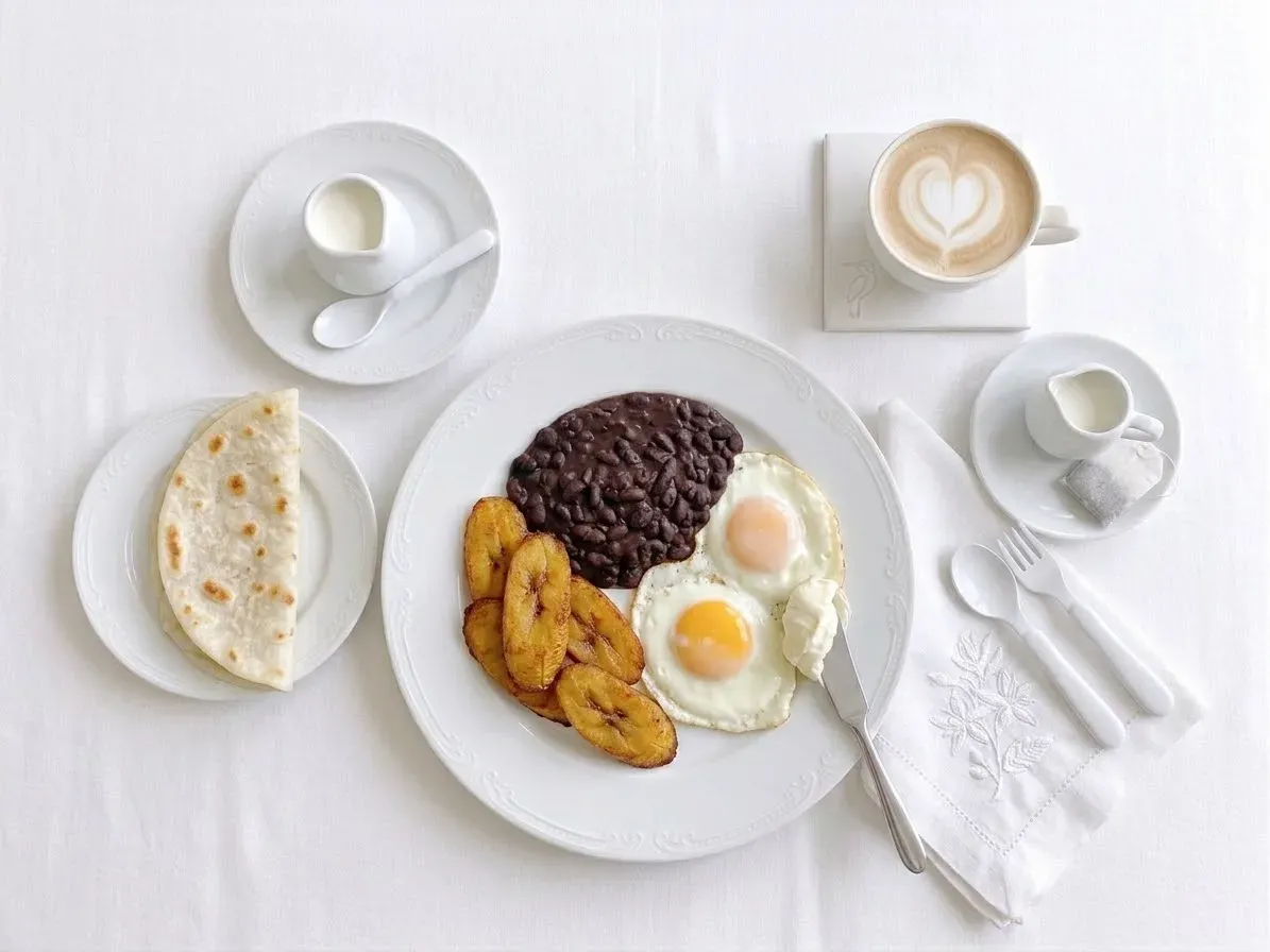 DESAYUNO TÍPICO
