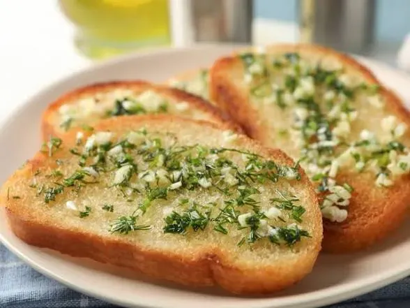 TOSTADAS EN MANTEQUILLA DE AJO