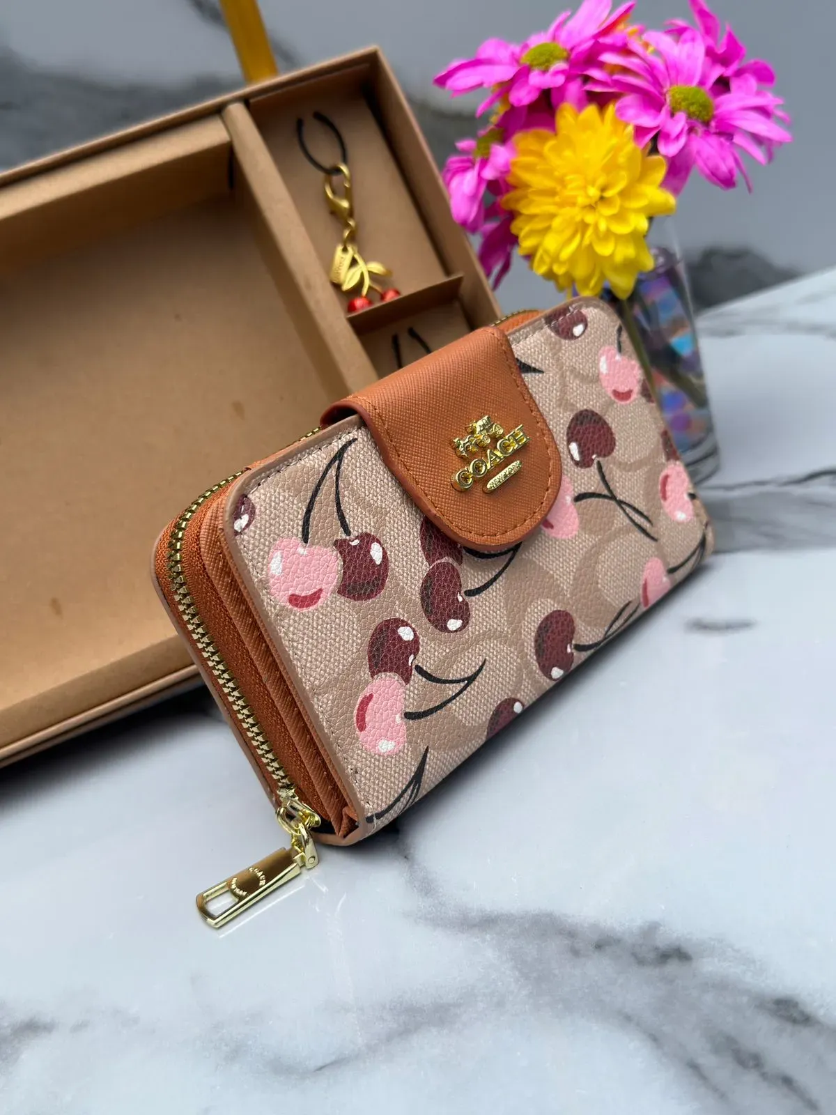 Billetera Coach Café con Estampado de Cerezas