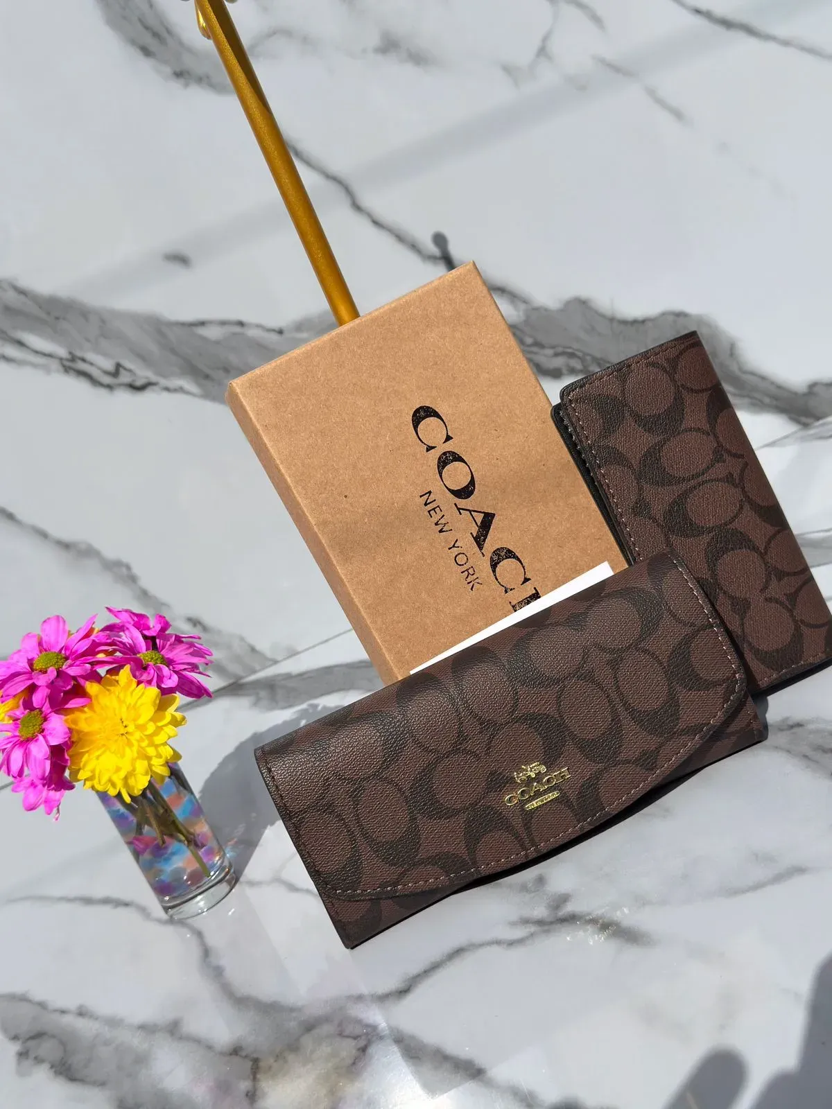 Set de Billetera Coach Café con Monograma
