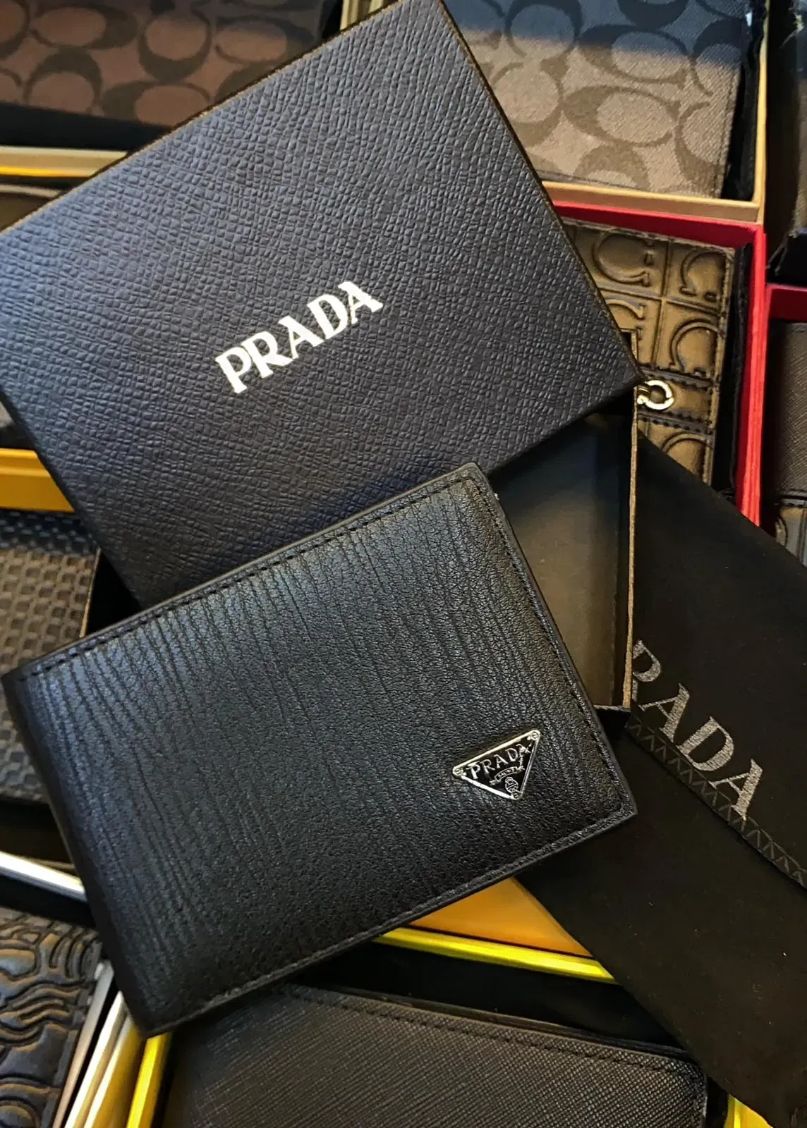 Billetera Prada Negra Clásica con Logo Metálico