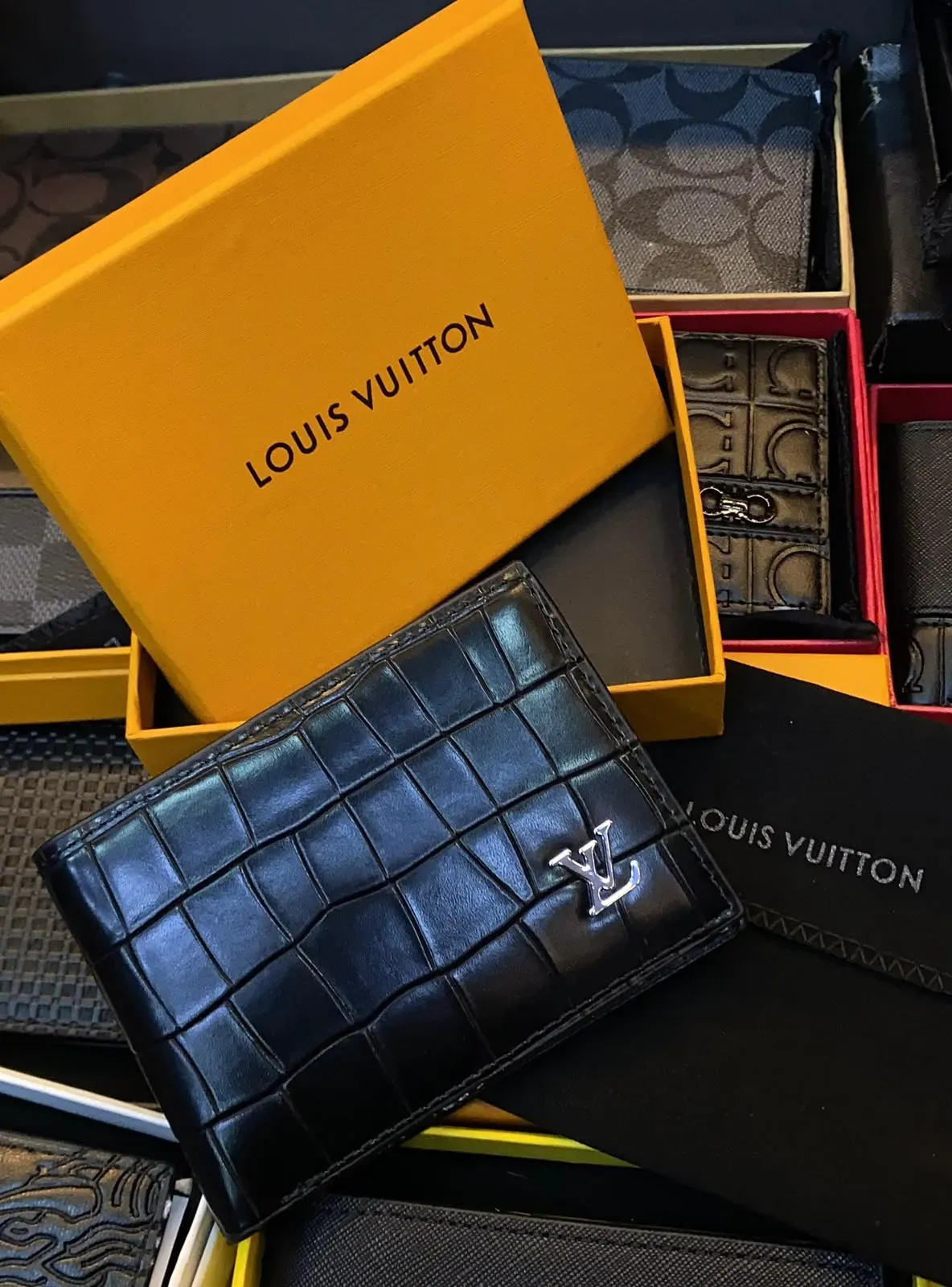 Billetera Louis Vuitton Negra Texturizada con Logo LV