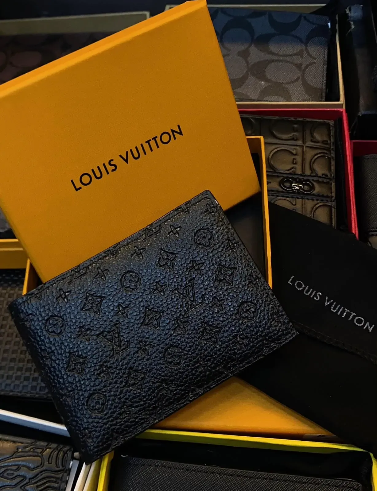 Billetera Louis Vuitton Negra con Monograma LV en Relieve
