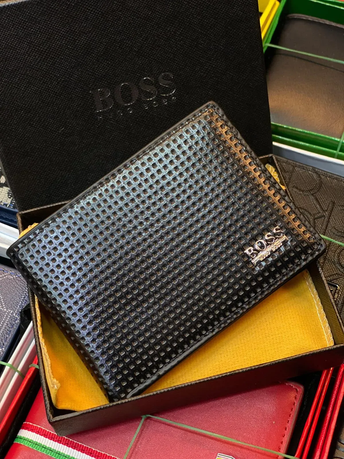 Billetera BOSS Negra con Acabado Texturizado
