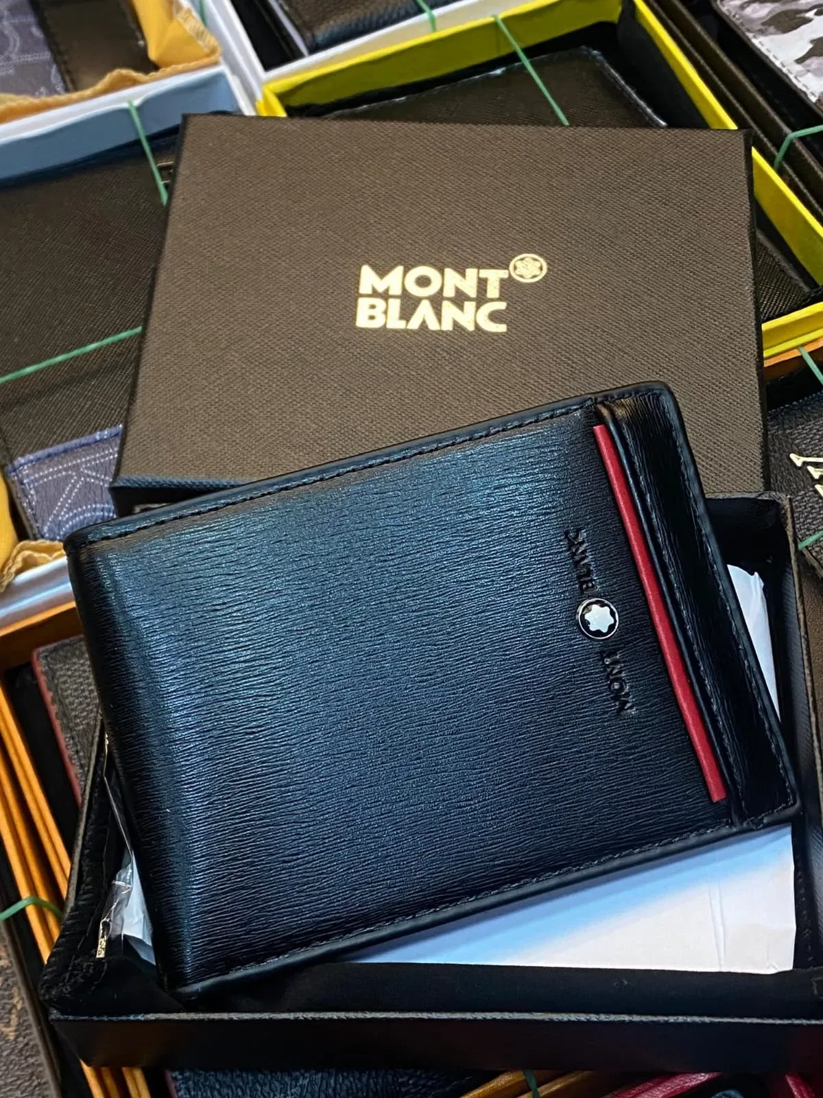 Billetera Montblanc Negra Texturizada con Detalle Rojo