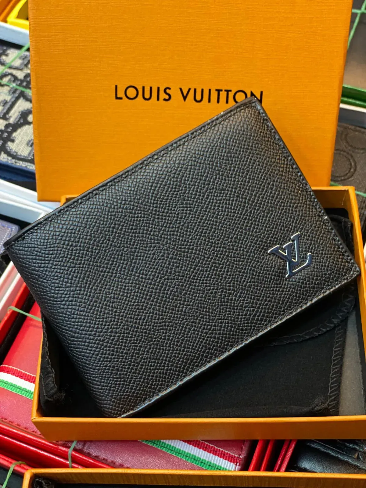 Billetera LOUIS VUITTON Negra con Logotipo LV Metálico