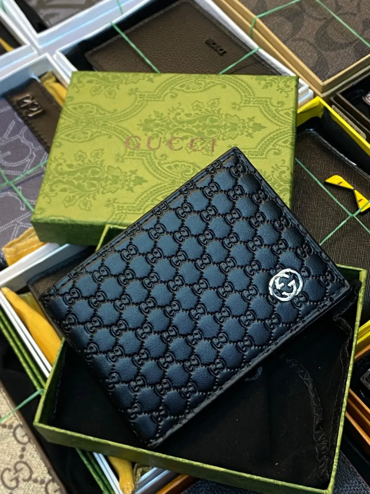 Billetera GUCCI Negra con Monograma GG en Relieve y Emblema Interlocking