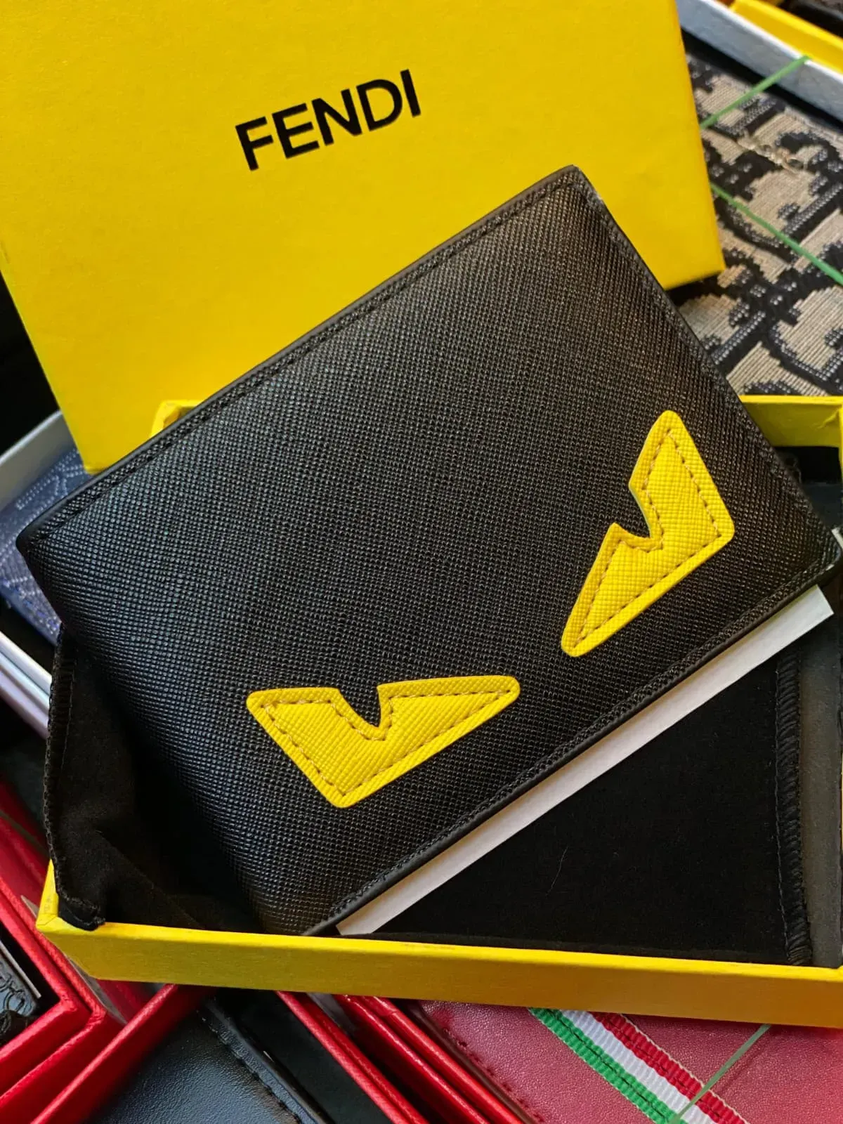 Billetera FENDI Negra con Detalles Amarillos y Motivo FF