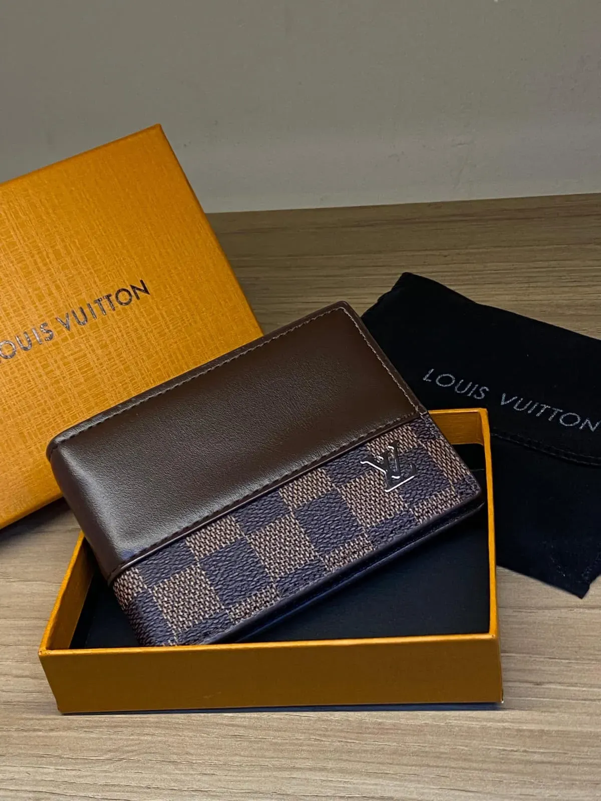 Billetera LOUIS VUITTON Marrón con Detalle Damier y Monograma LV