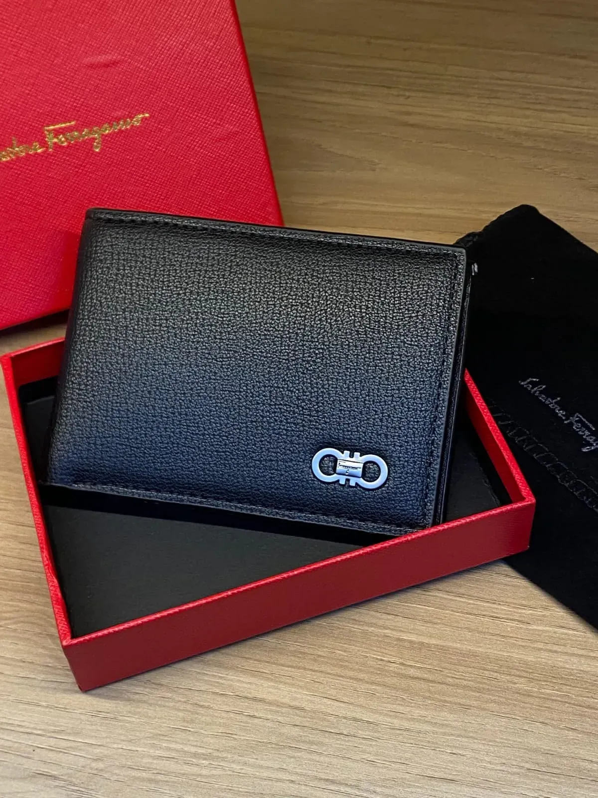 Billetera Salvatore Ferragamo Negra con Logo Gancini Metálico