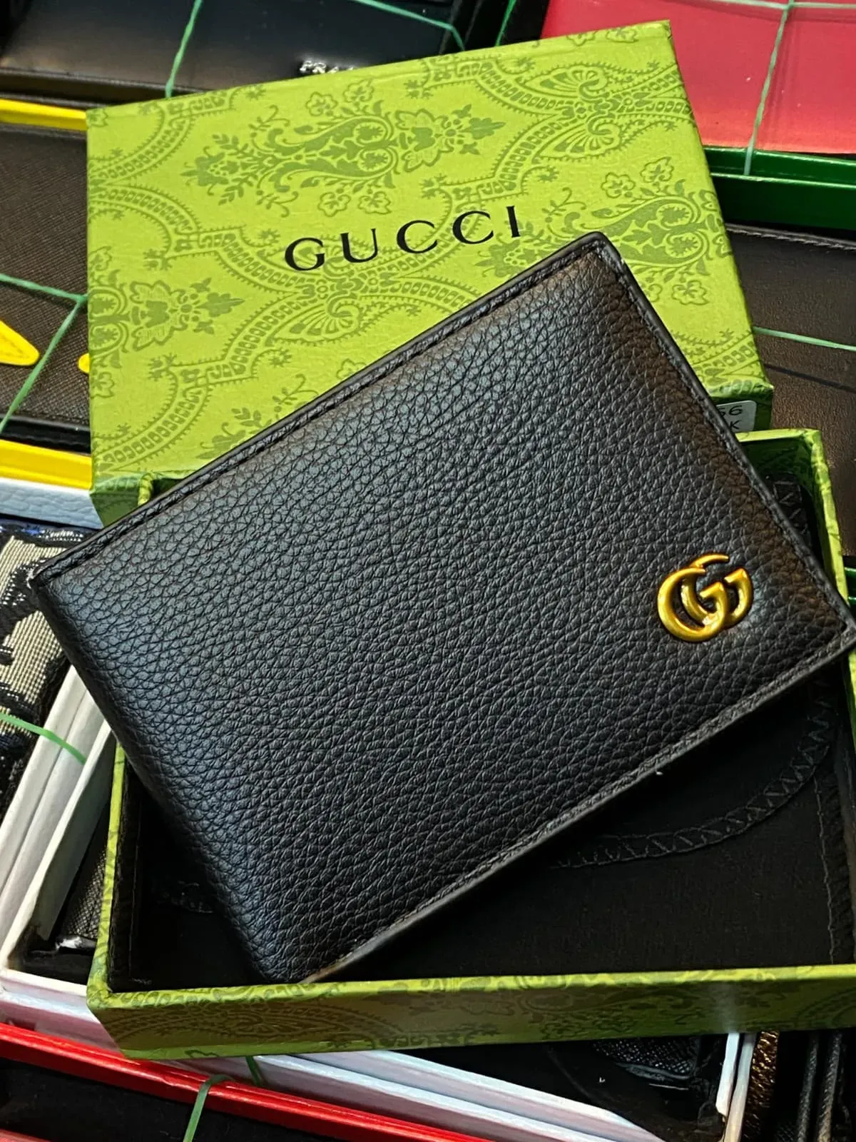 Billetera GUCCI Negra Texturizada con Logo GG Dorado