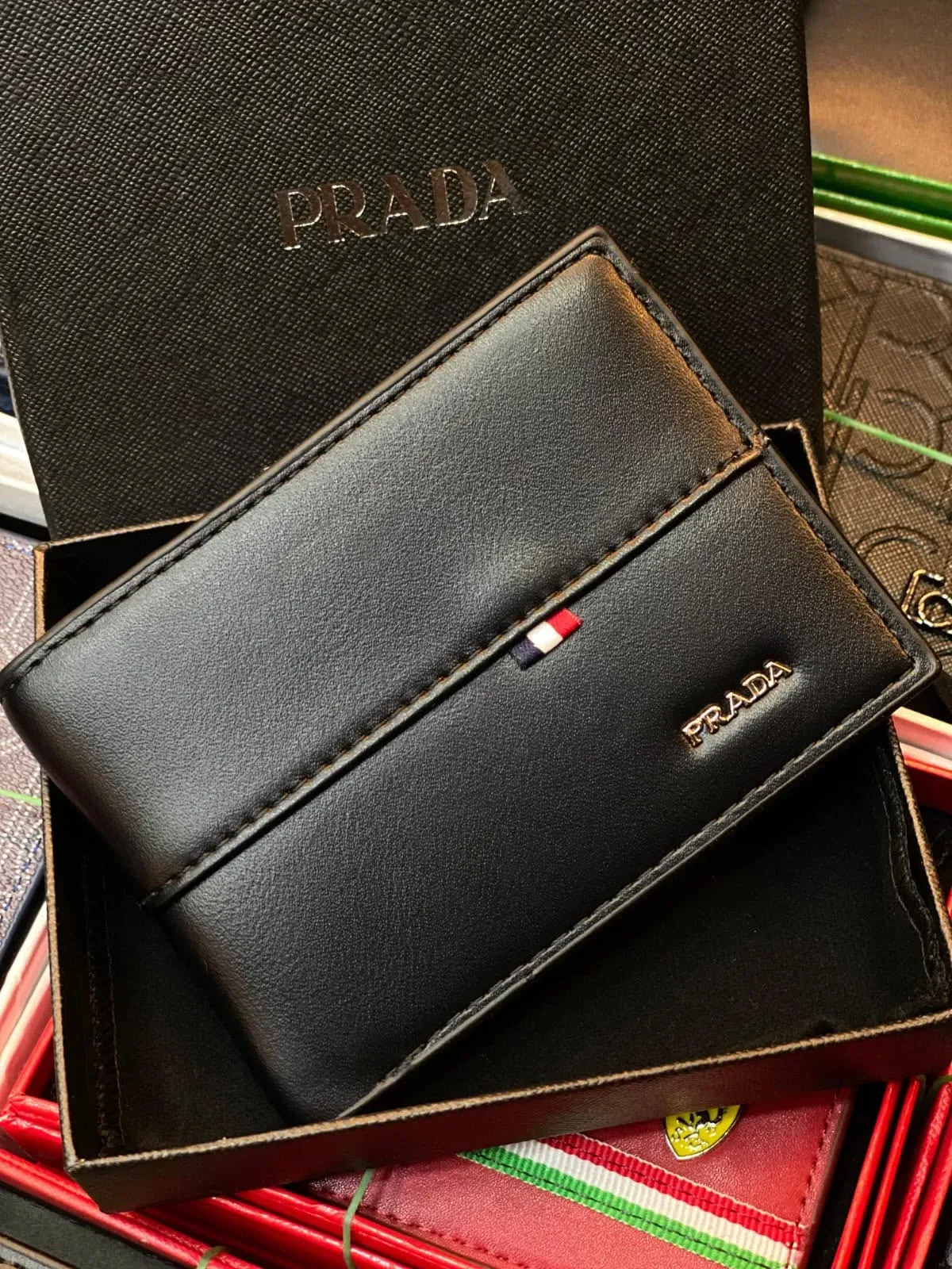 Billetera PRADA Negra con Detalle Tricolor y Logo Metálico