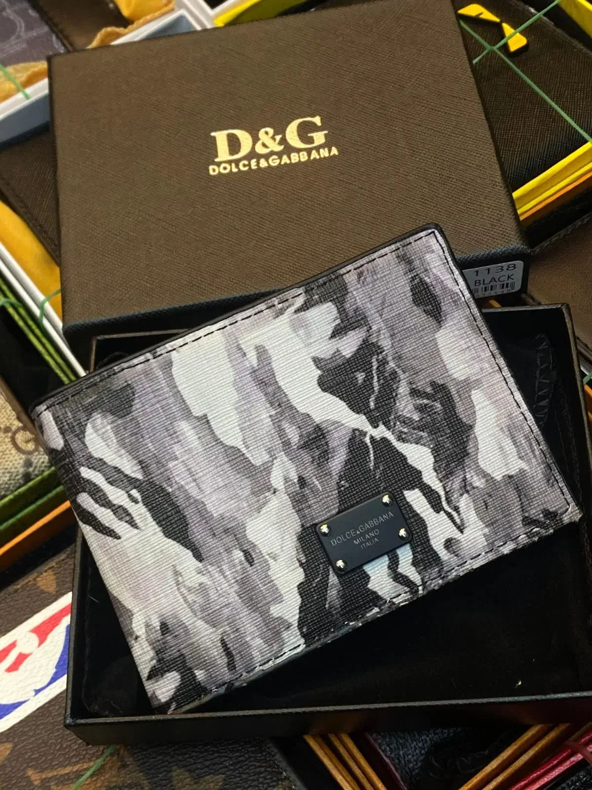 Billetera Dolce & Gabbana Gris Camuflada con Placa Metálica