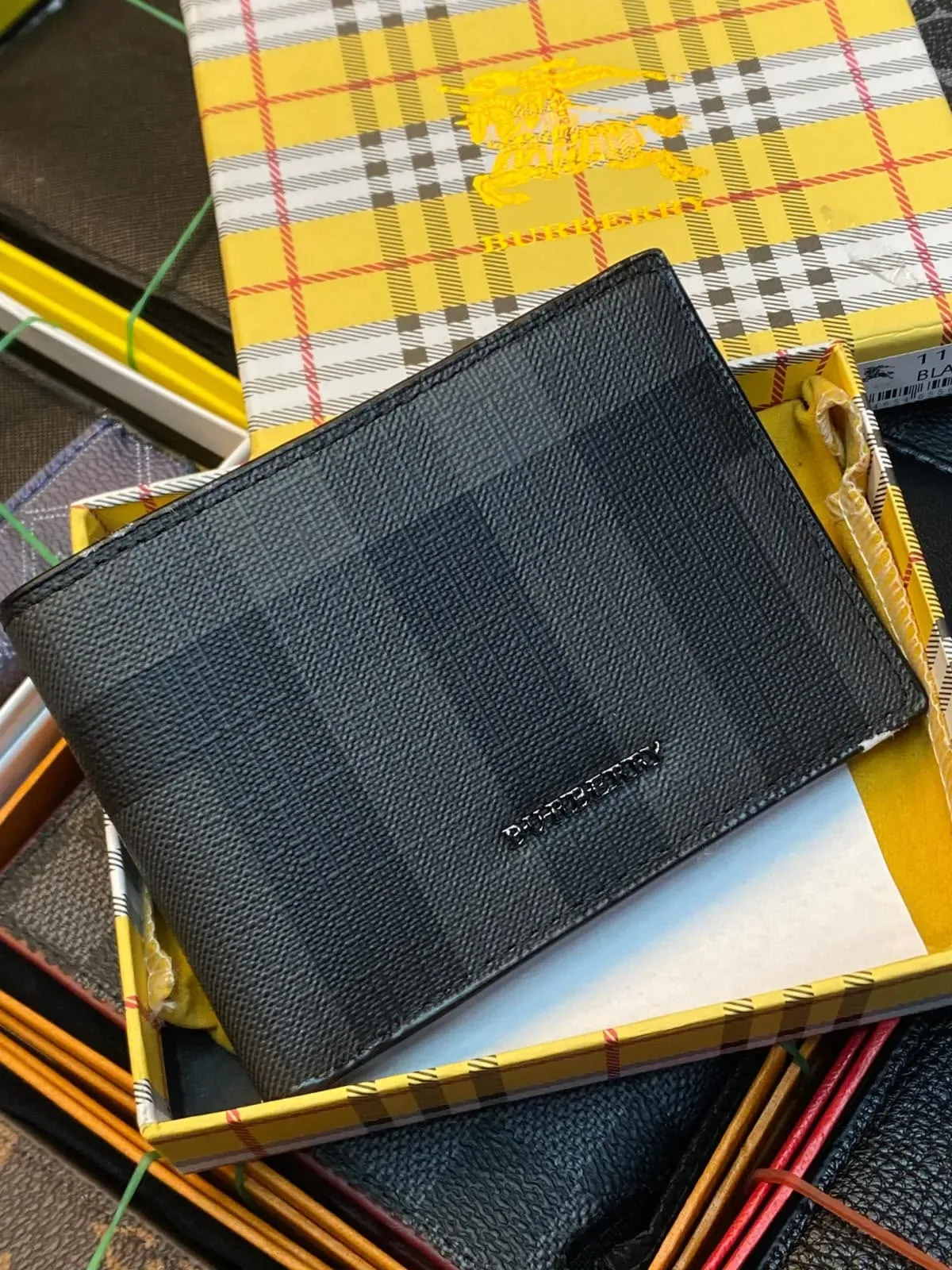 Billetera Burberry Negra Texturizada con Logotipo Metálico