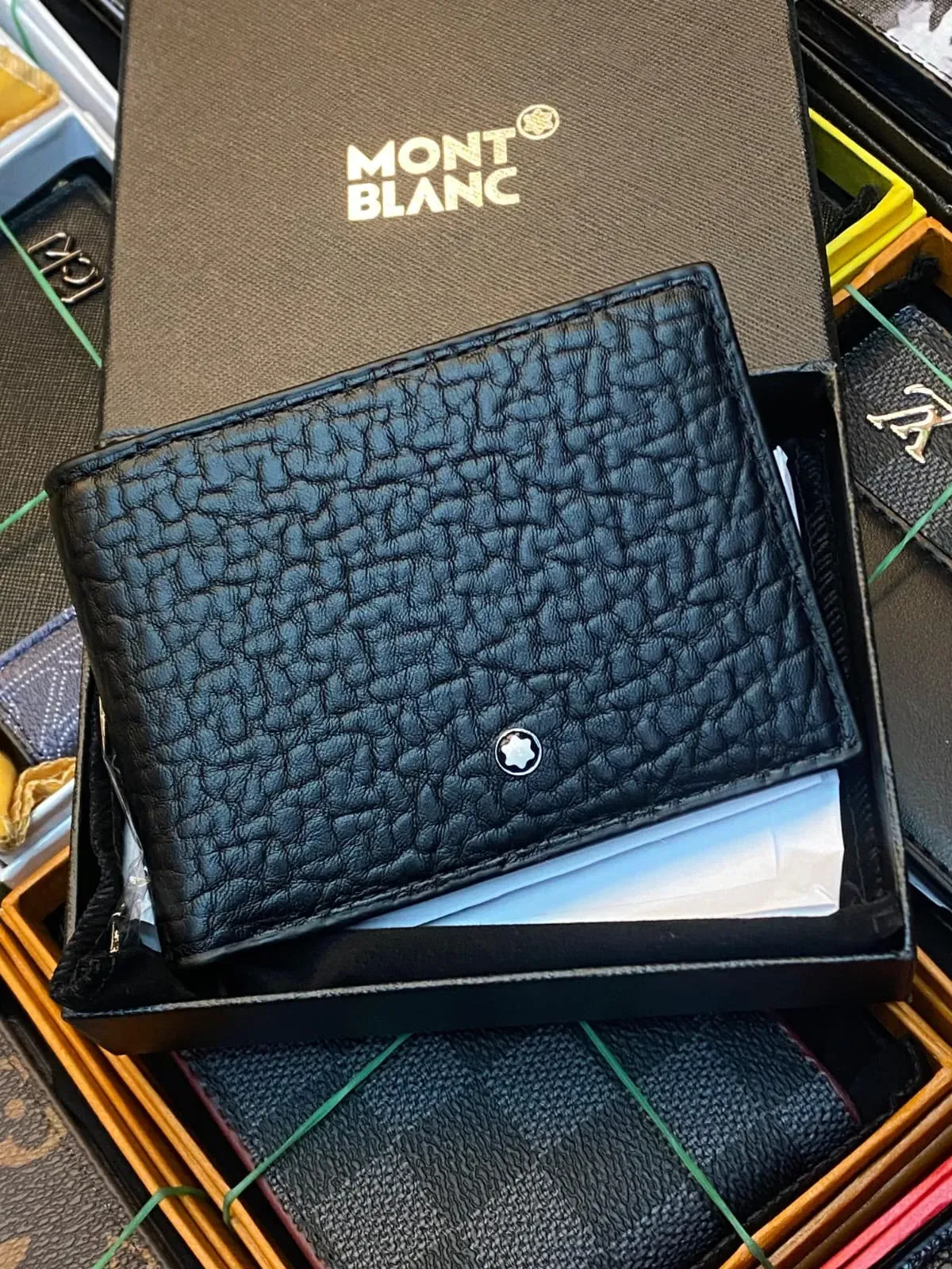 Billetera MONTBLANC Negra Texturizada con Emblema