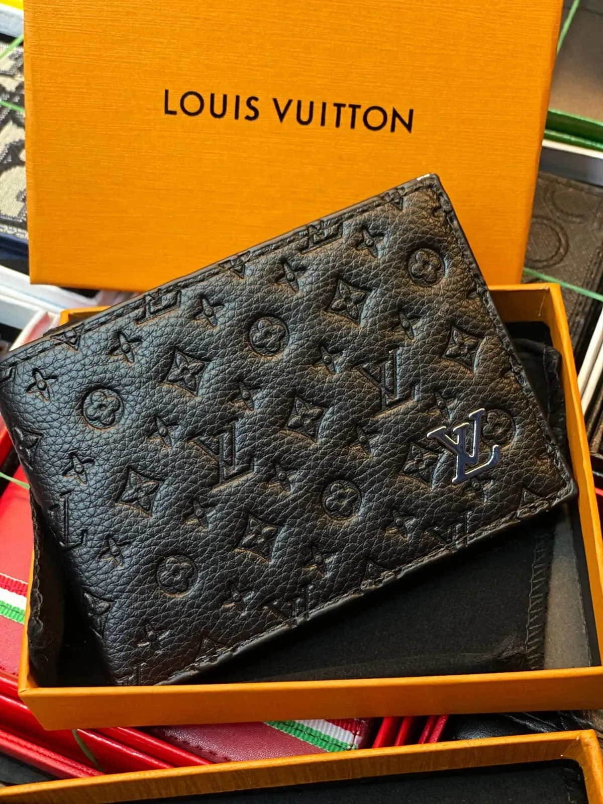 Billetera LOUIS VUITTON Negra con Monograma en Relieve y Detalle Metálico