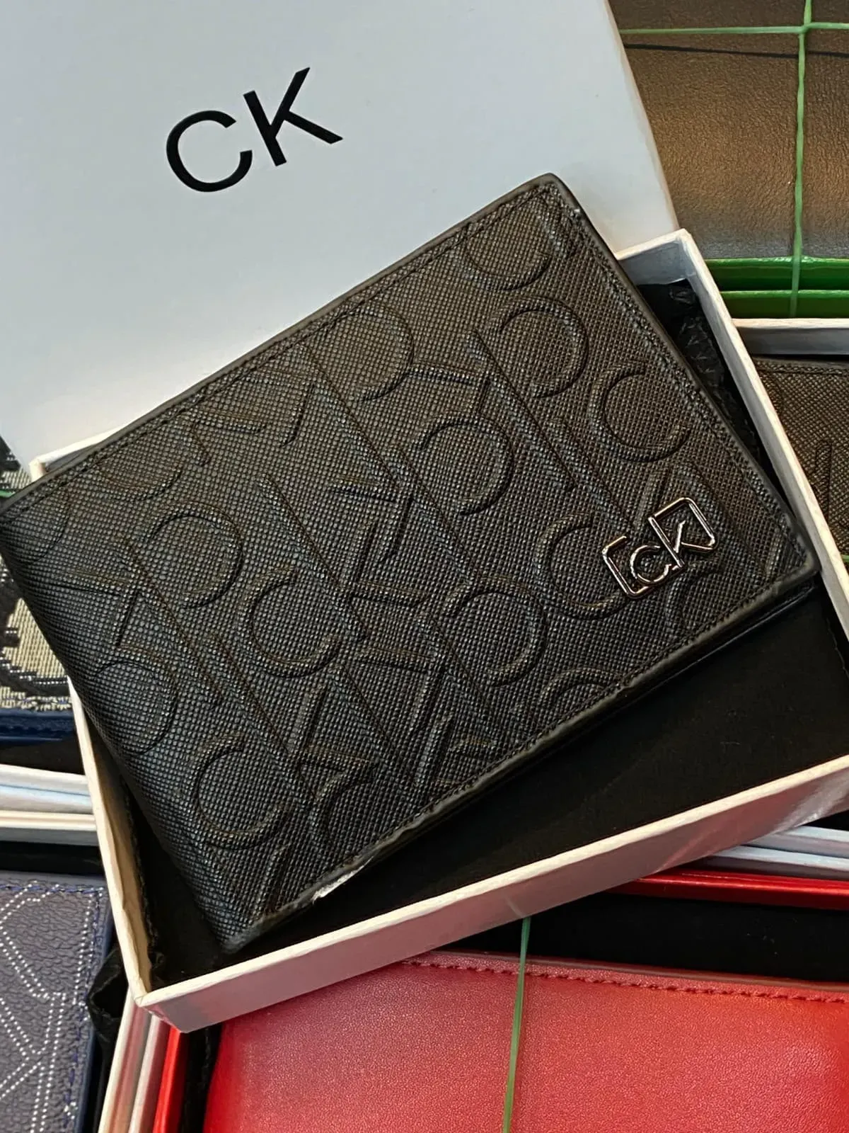 Billetera CALVIN KLEIN Negra con Monograma en Relieve
