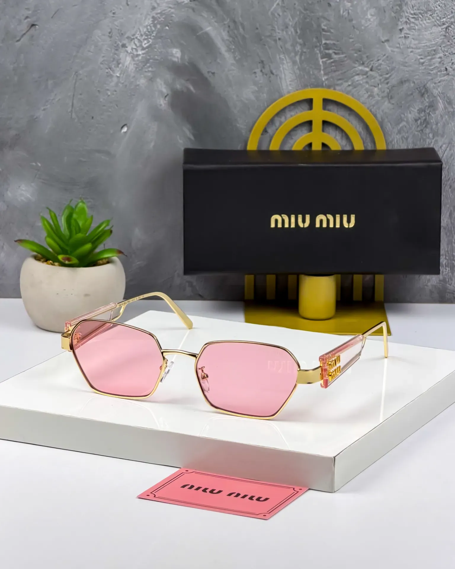 Gafas de Sol MIU MIU con Marco Dorado y Lentes Rosados