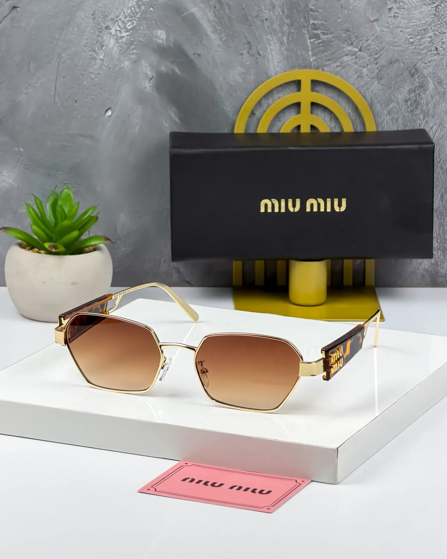 Gafas de Sol MIU MIU Doradas con Lentes Degradados Marrón