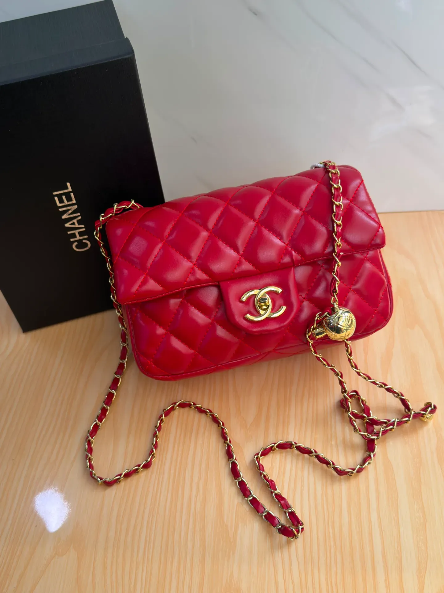 Bolso CHANEL Rojo Acolchado con Cadena Dorada