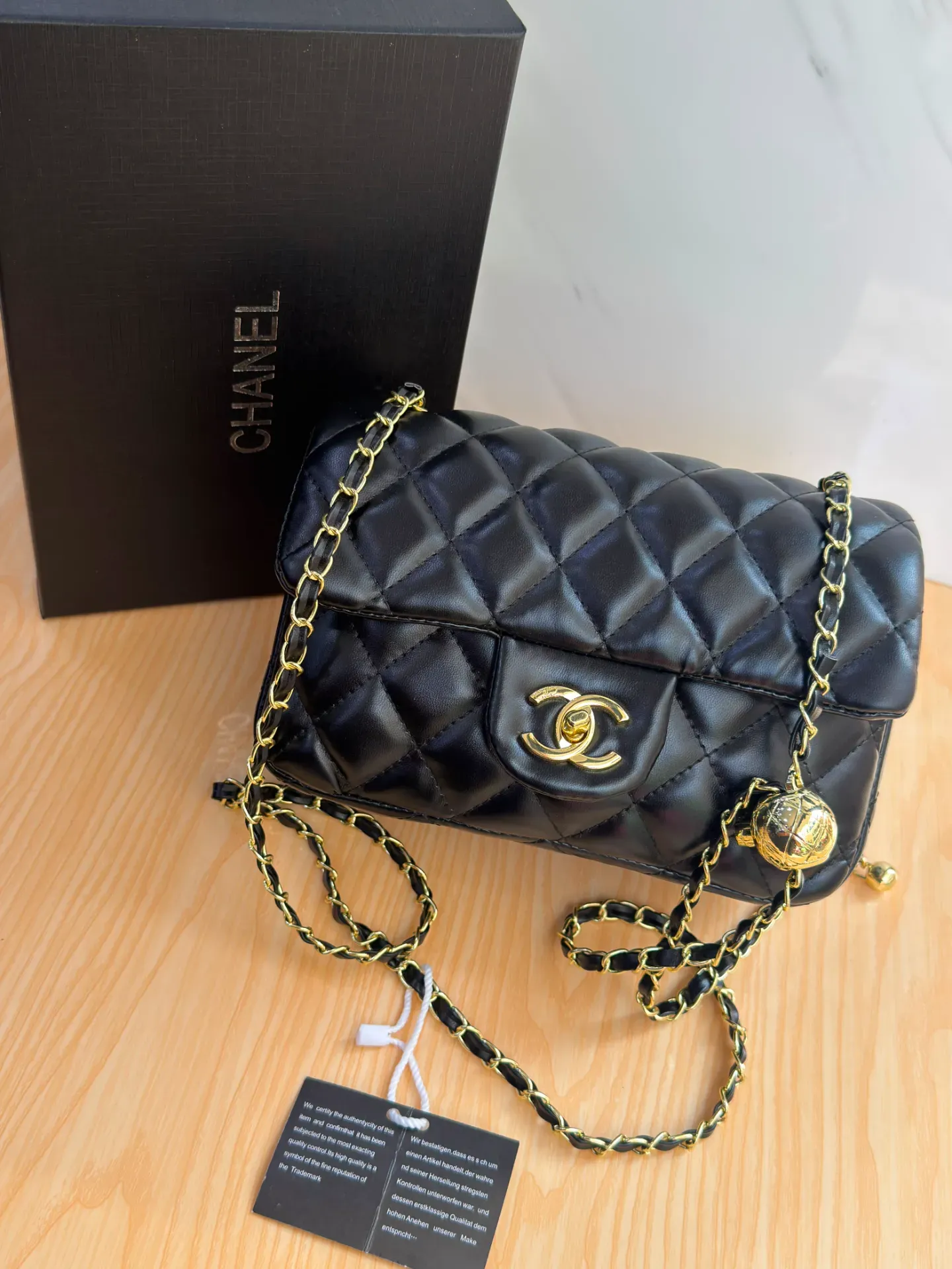 Bolso CHANEL Negro Acolchado con Cadena Dorada