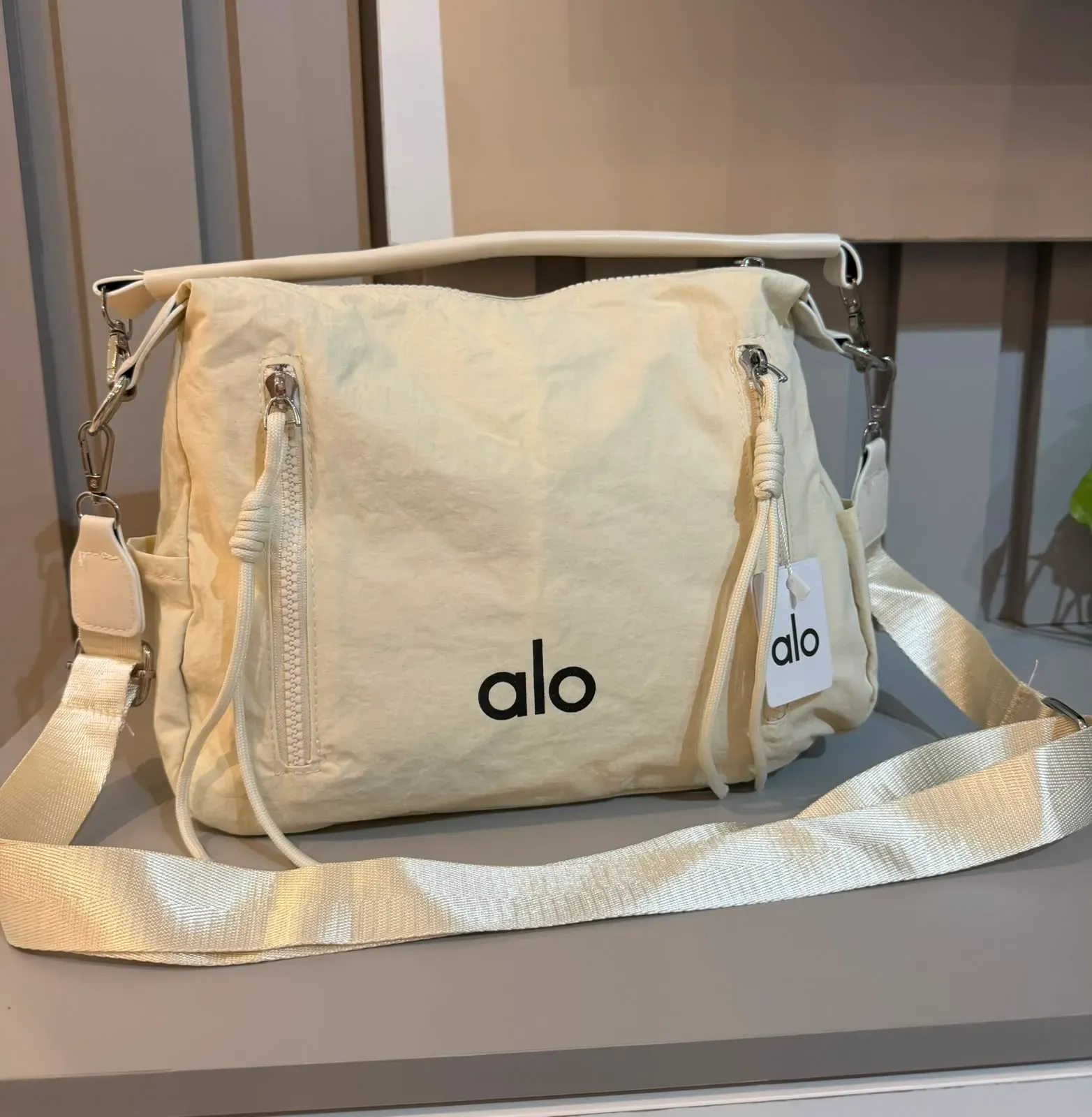 Bolso ALO Essential Shoulder Bag Crema
